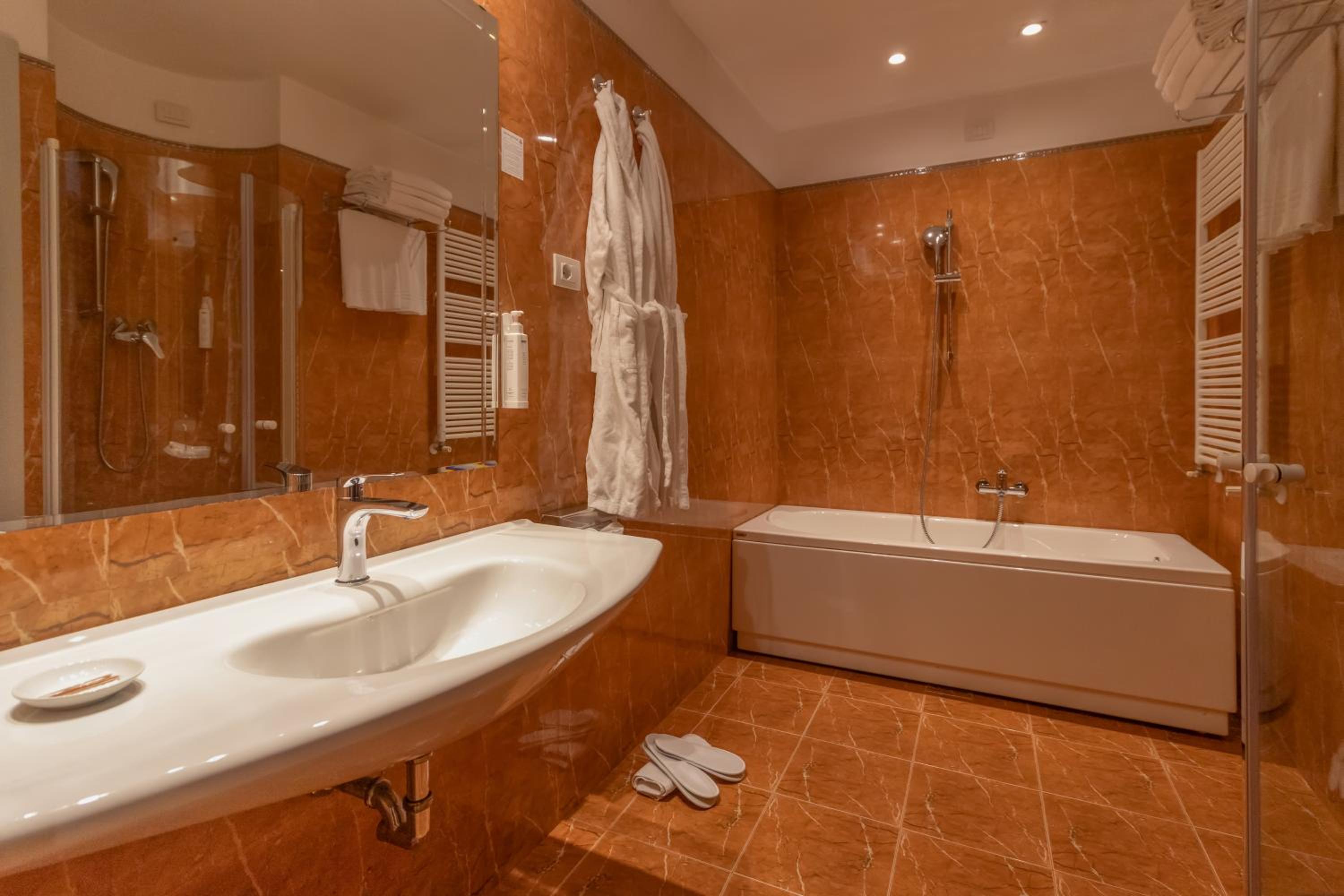 Junior Suite with Terrace - Photo 6