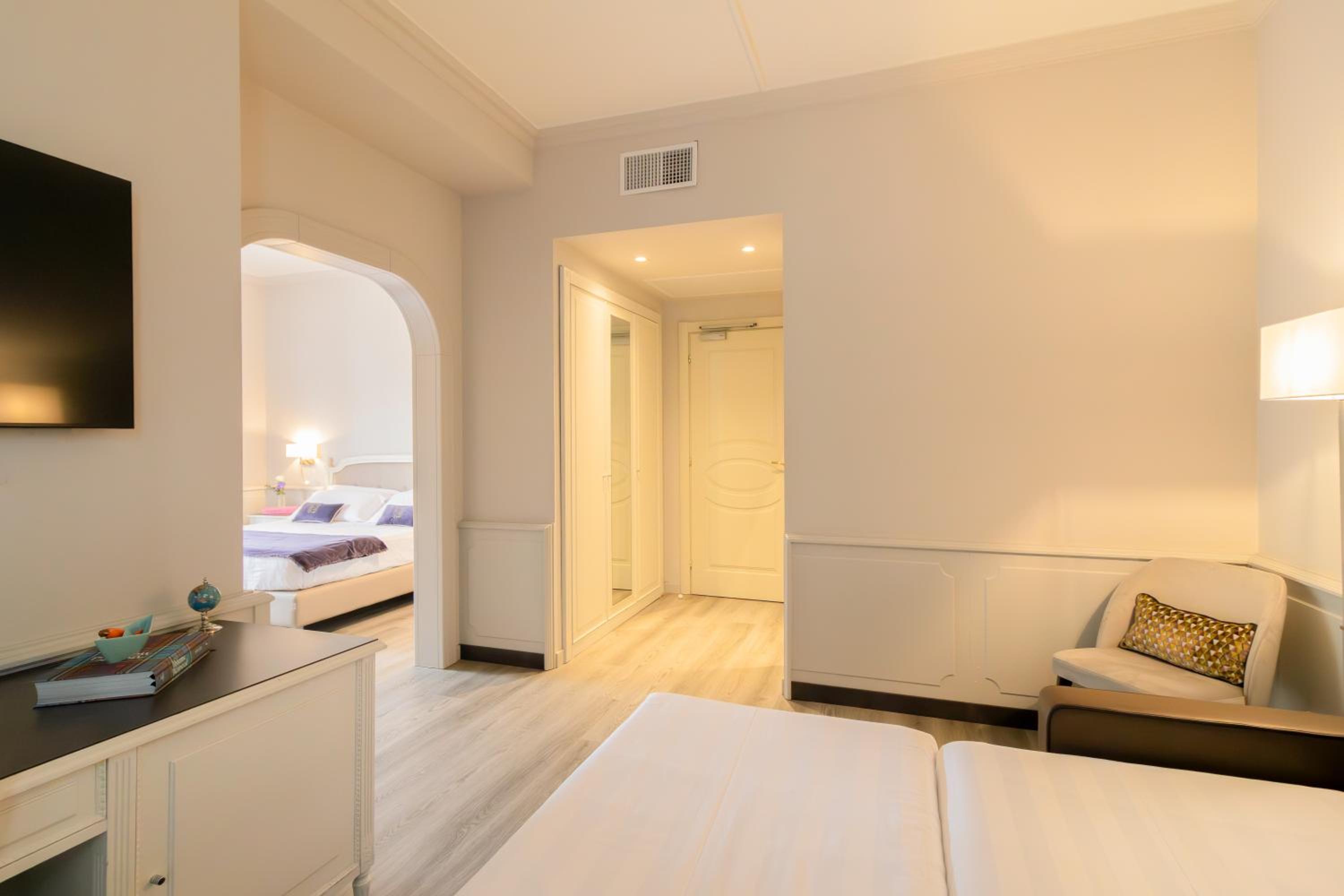 Junior Suite with Terrace - Photo 4
