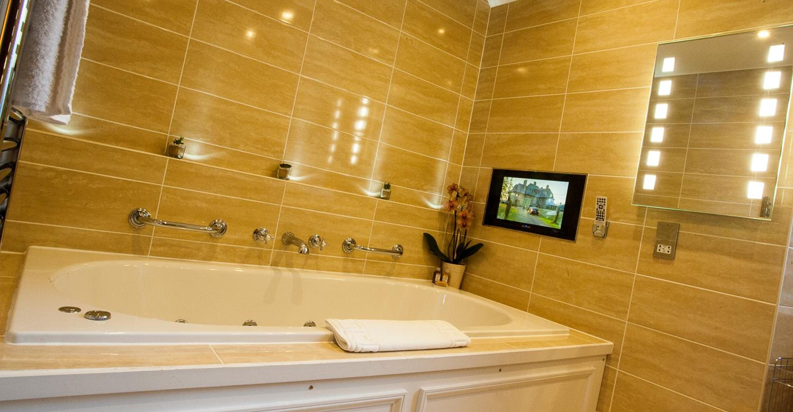 Superior Double King Bed - Jacuzzi Bath  photo 3