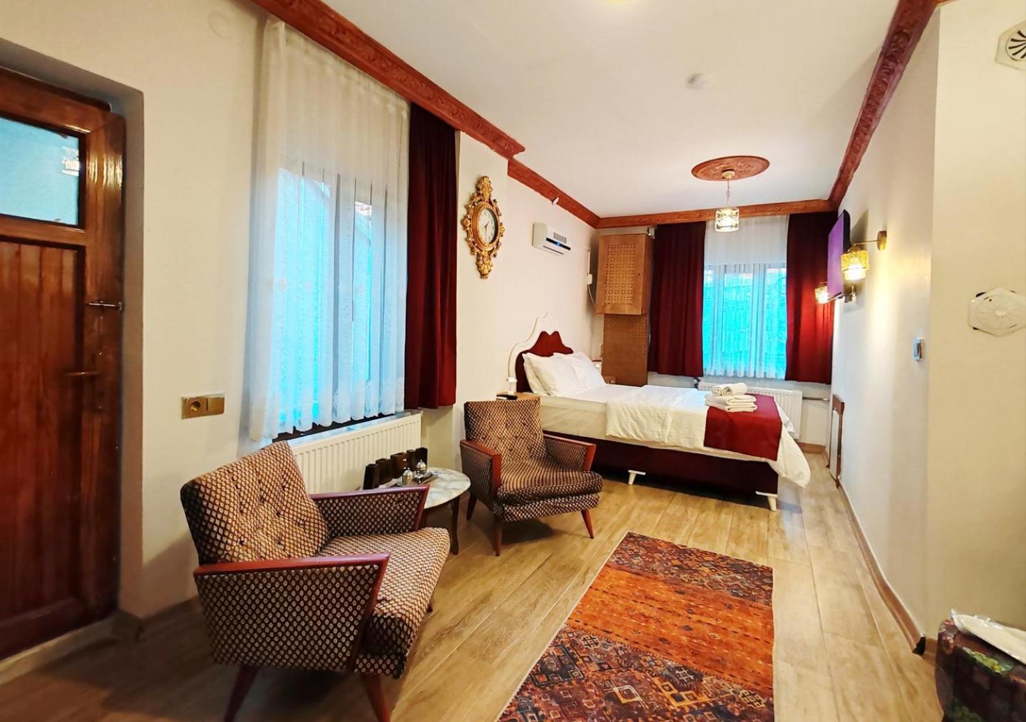 Deluxe Double Room With Bath photo 2