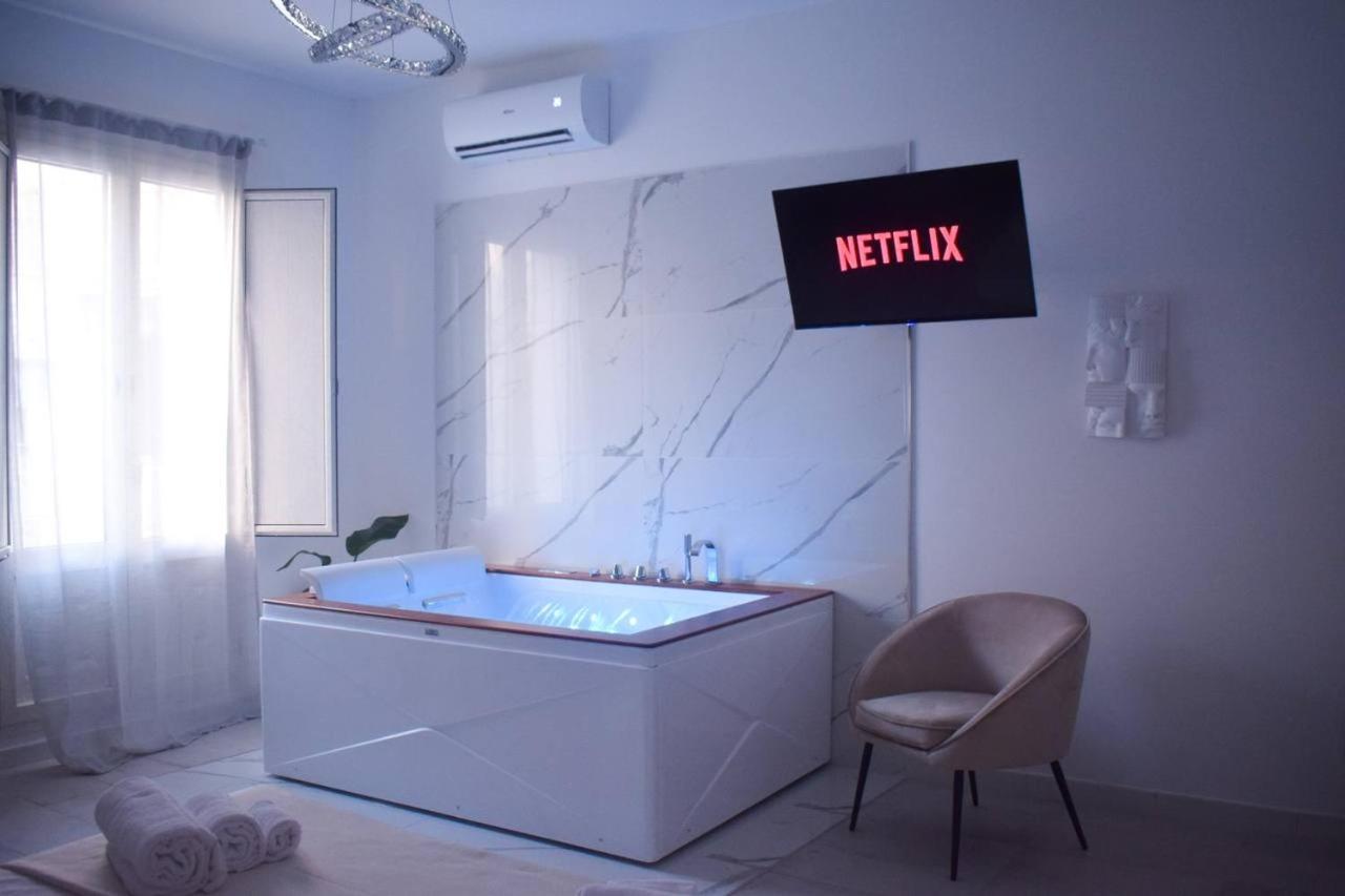 Deluxe Suite with Spa Bath - Photo 7