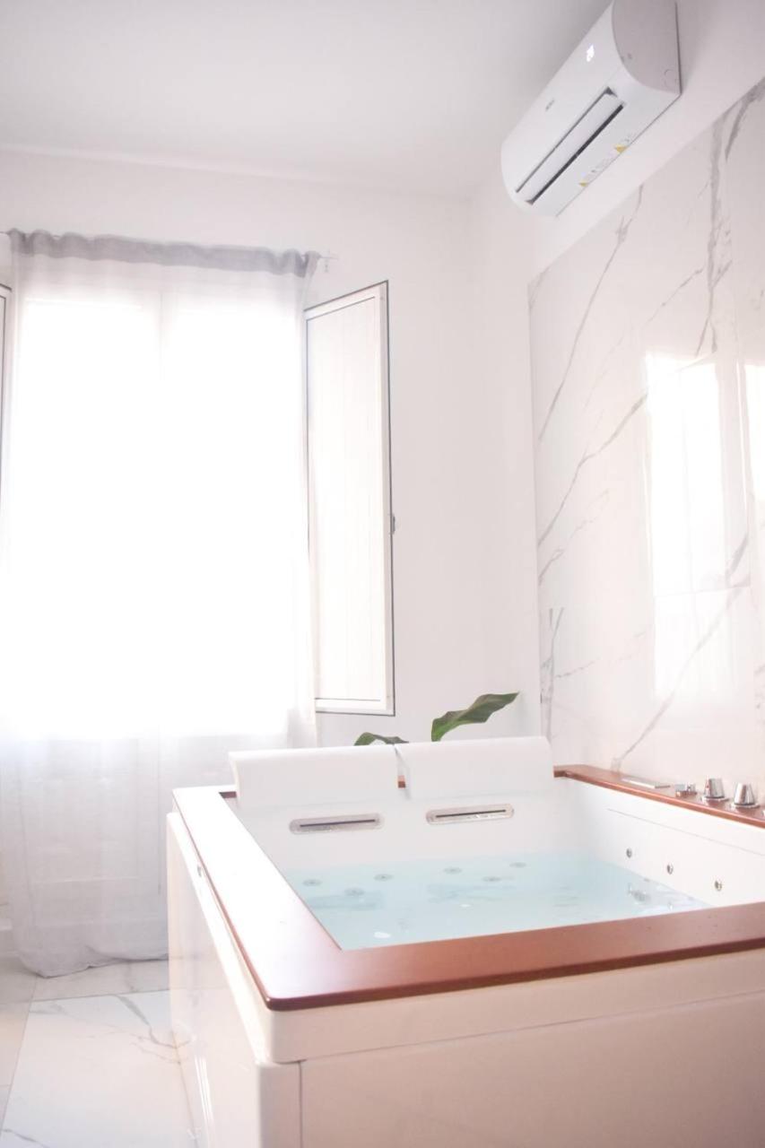 Deluxe Suite with Spa Bath - Photo 9