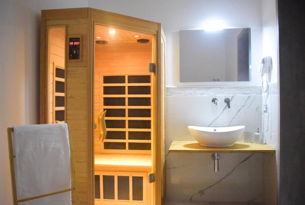 Deluxe Suite with Spa Bath - Photo 8