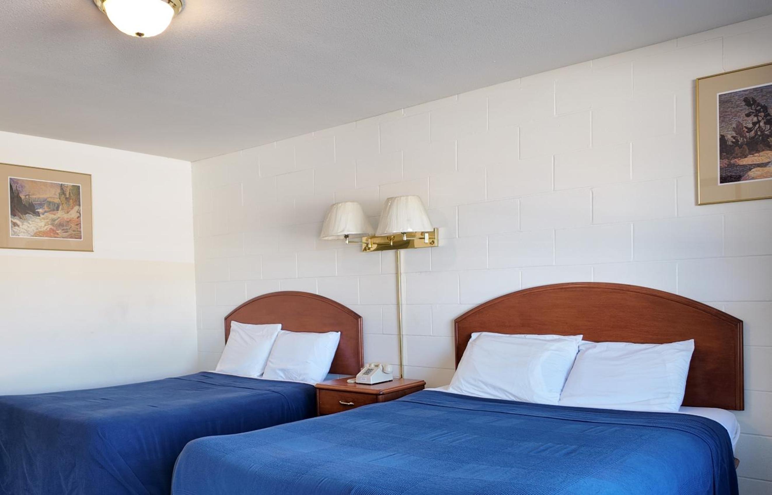 Deluxe Queen Room with Two Queen Beds photo 3