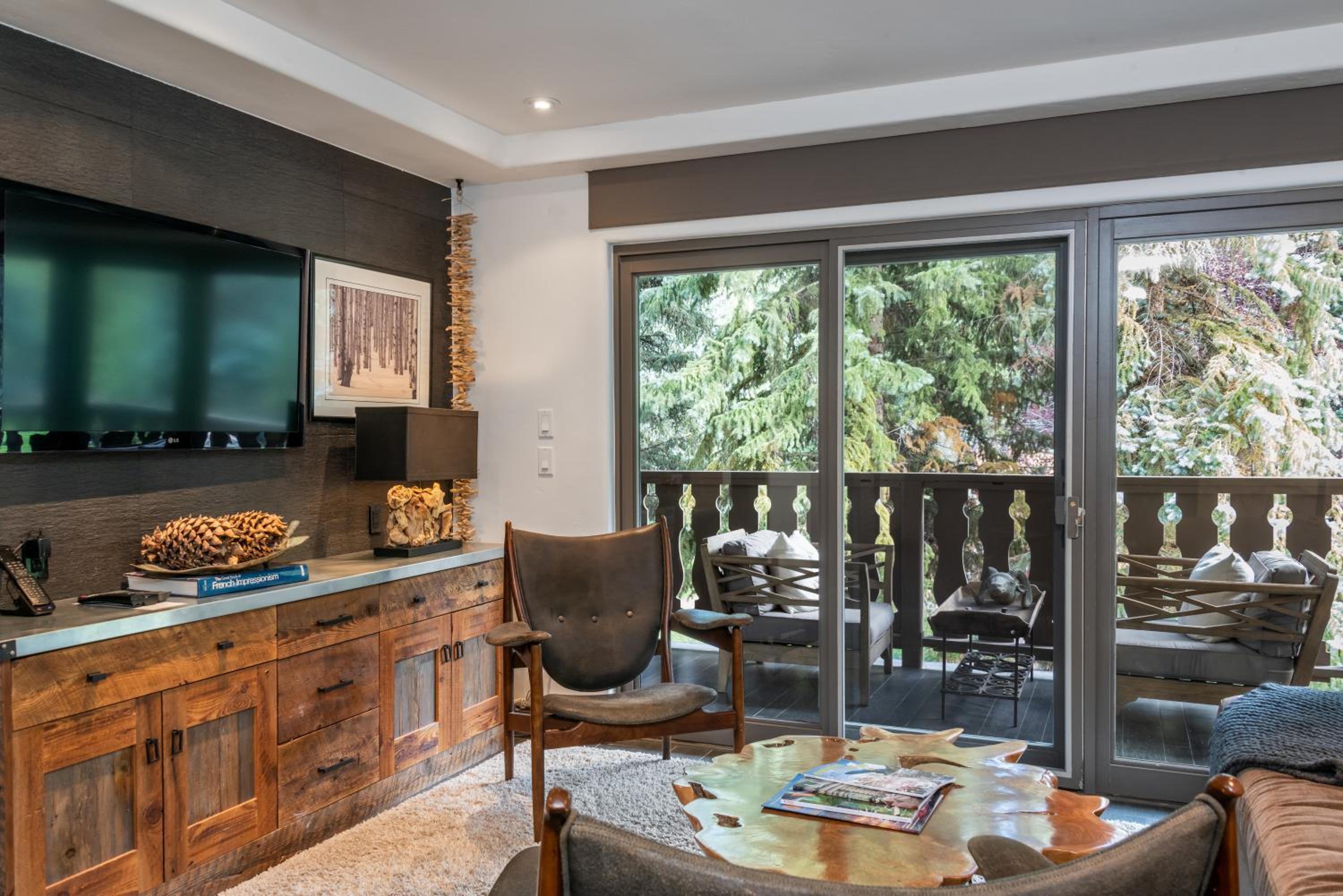 Apartment with Mountain View