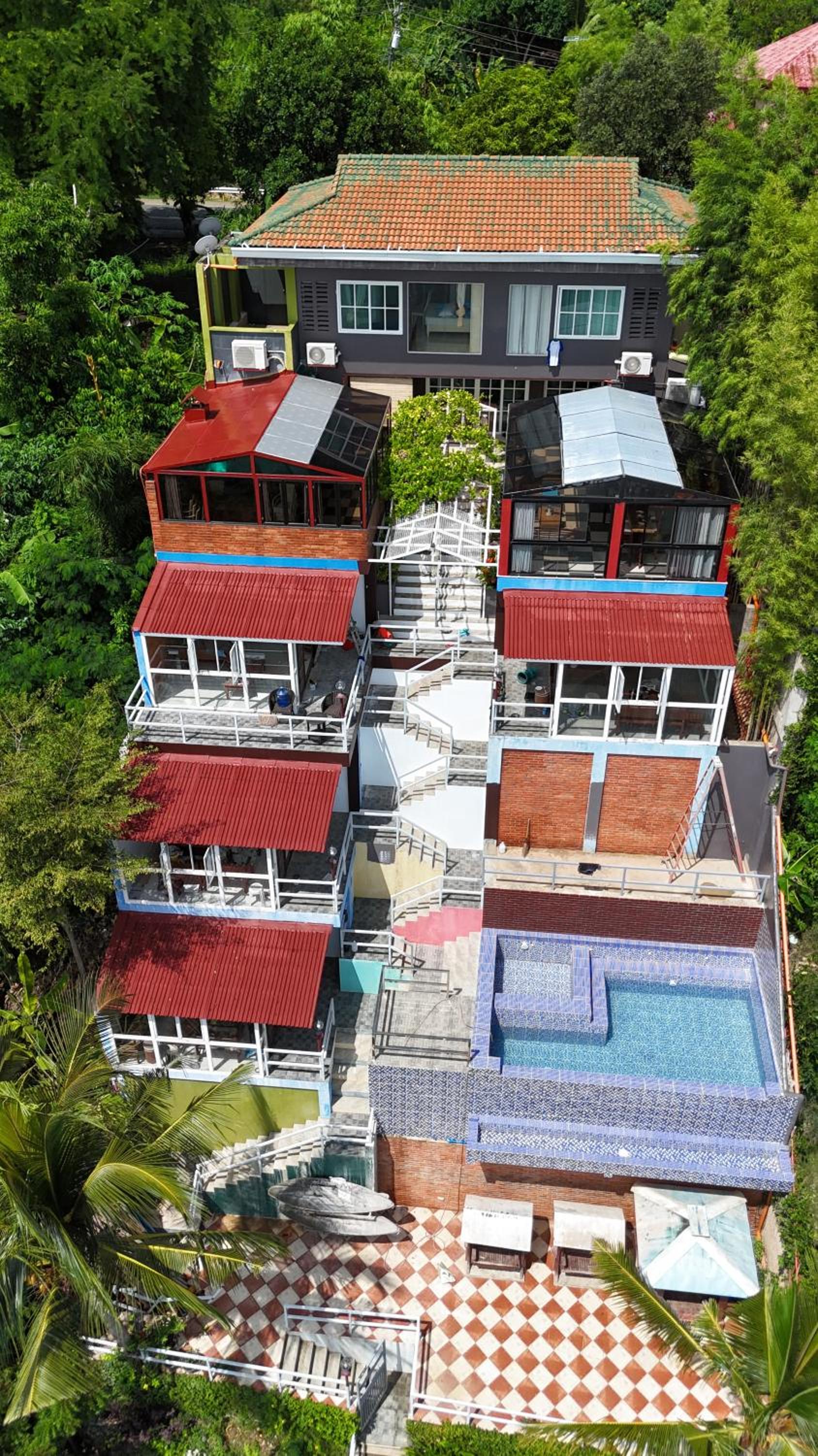 Six-Bedroom House photo 3