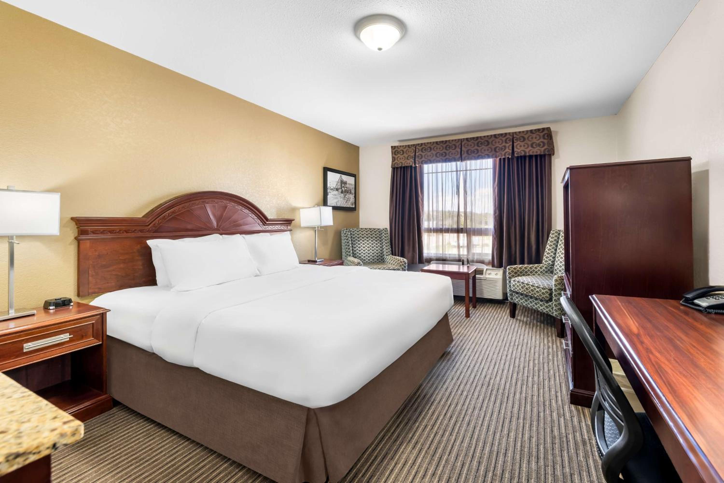 Two-Bedroom Queen Suite - Photo 1