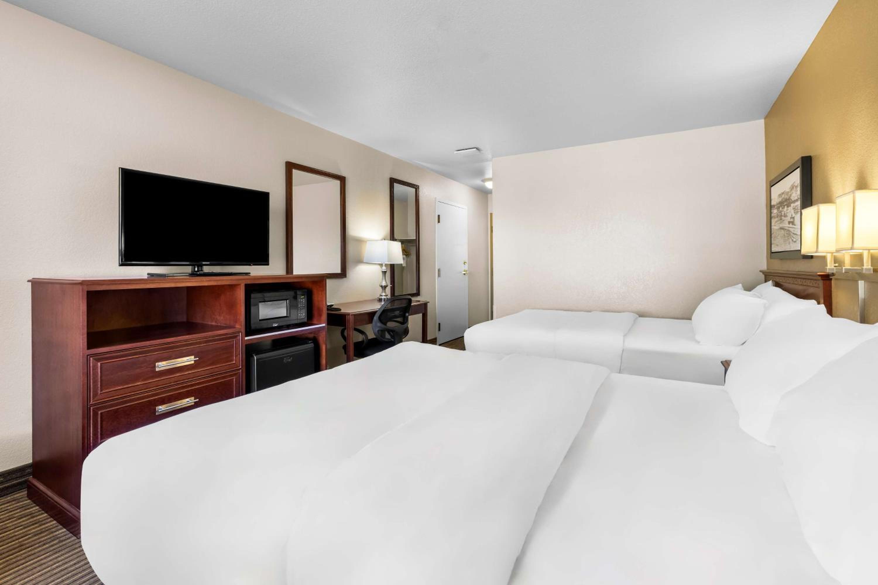 Queen Room with Two Queen Beds - Photo 3