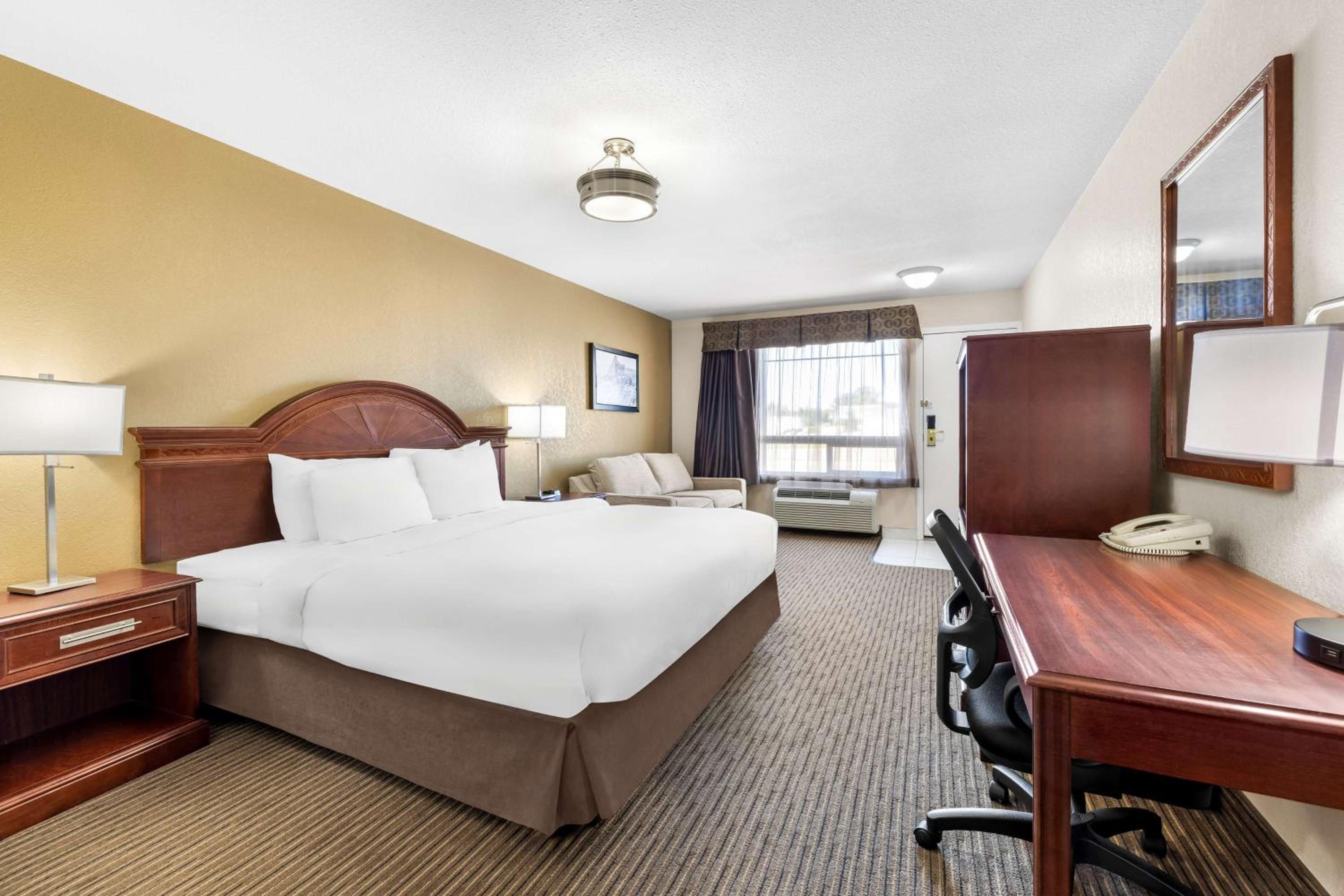 King Room - Non-Smoking - Photo 3