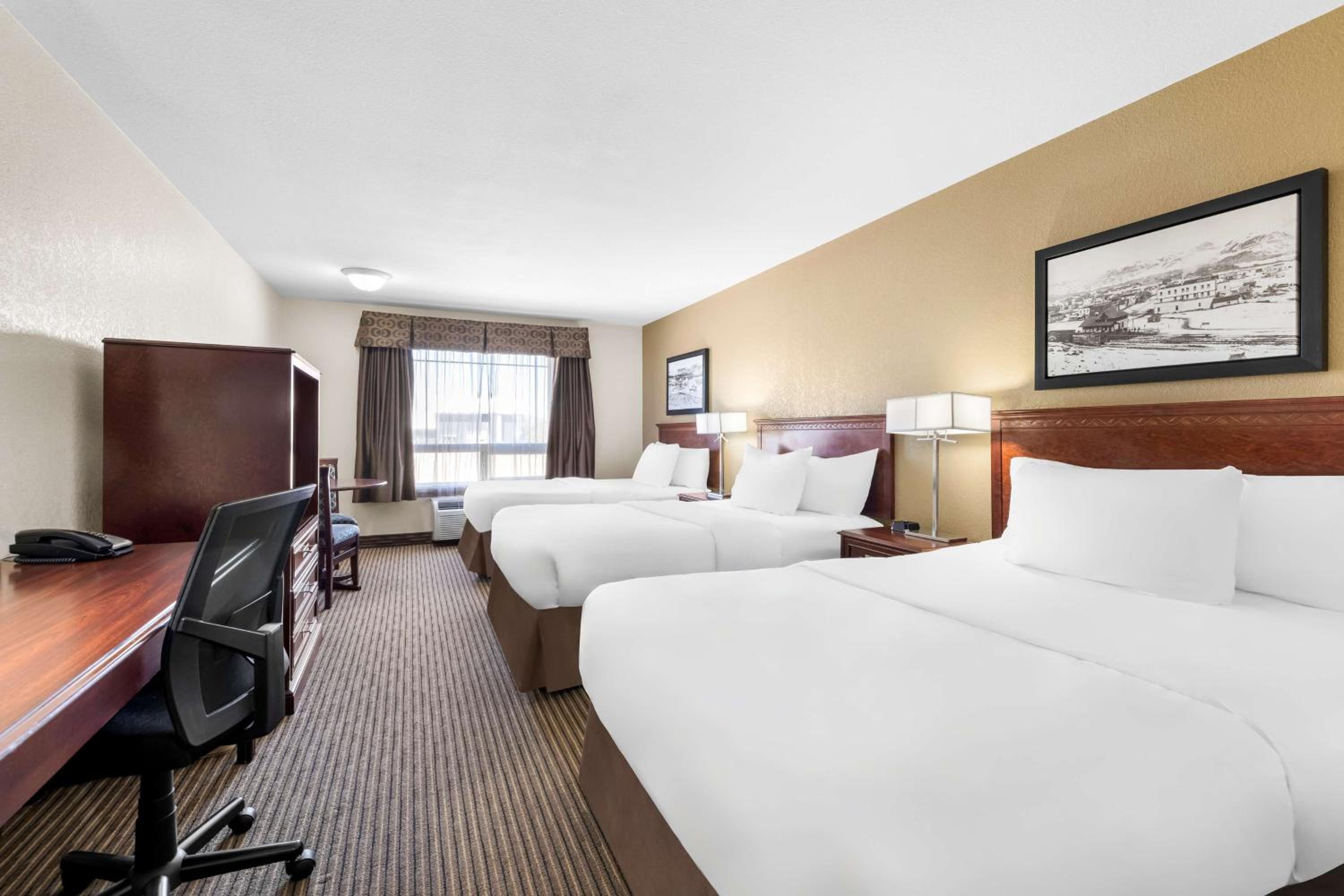 Double Room with Three Double Beds - Photo 1