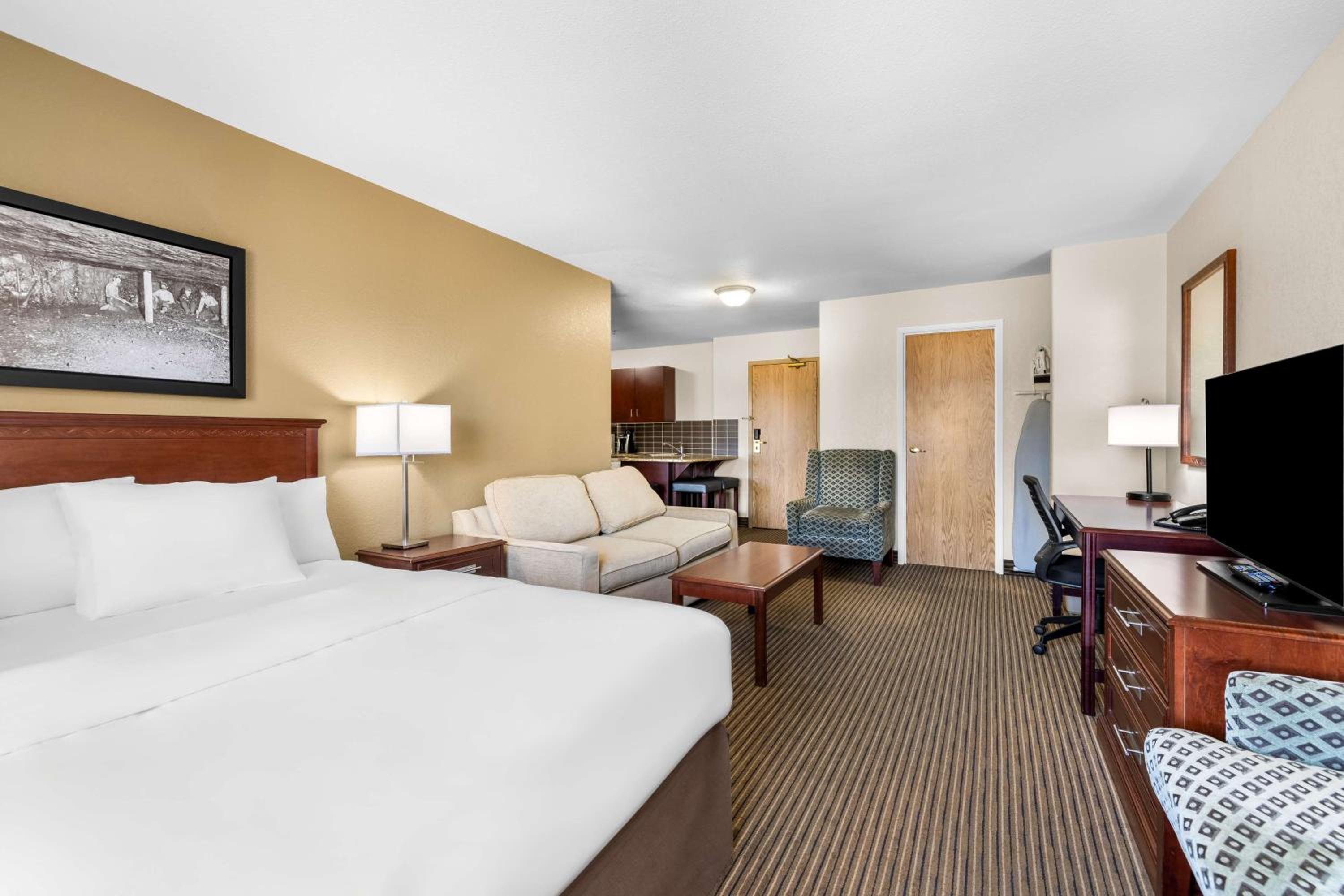 One-Bedroom King Suite - Photo 2