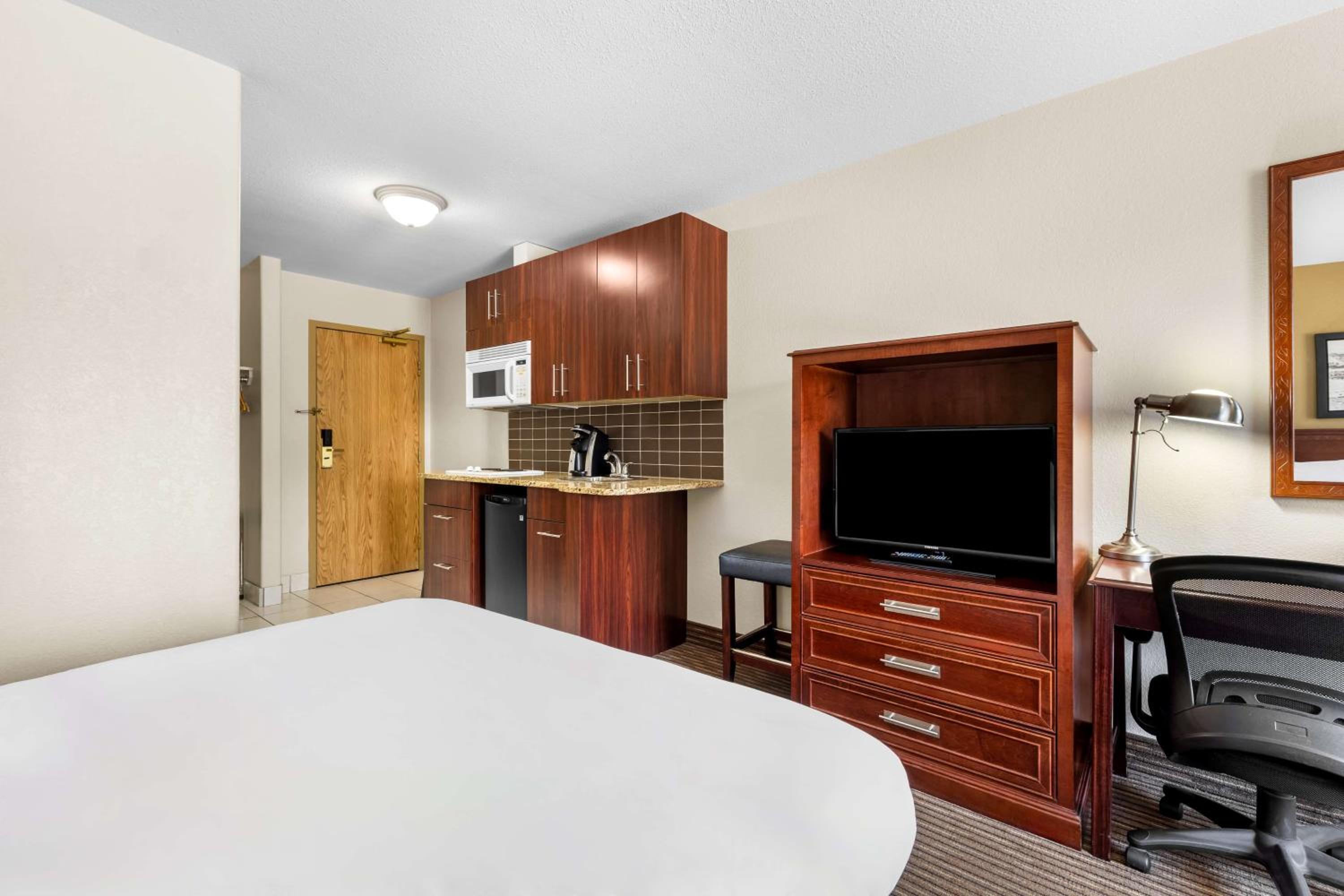 Queen Suite with Two Queen Beds - Photo 3