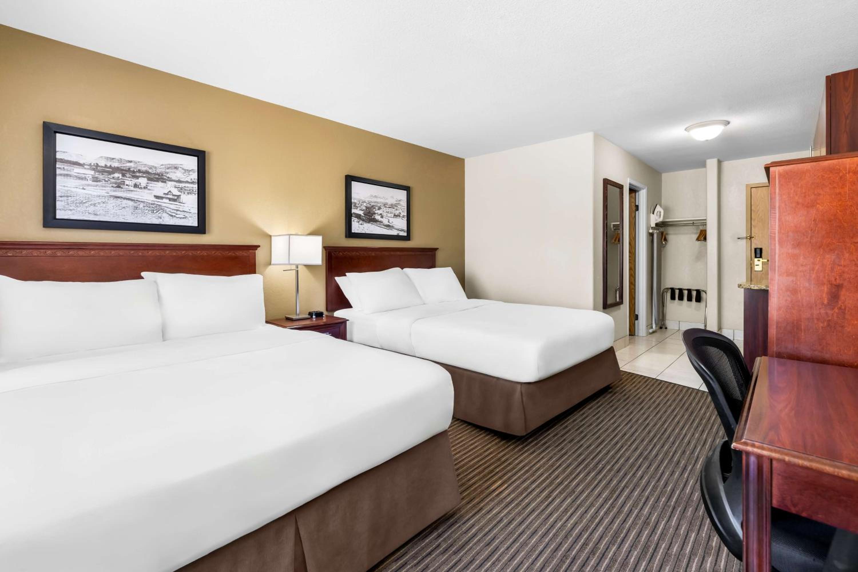 Queen Suite with Two Queen Beds - Photo 4