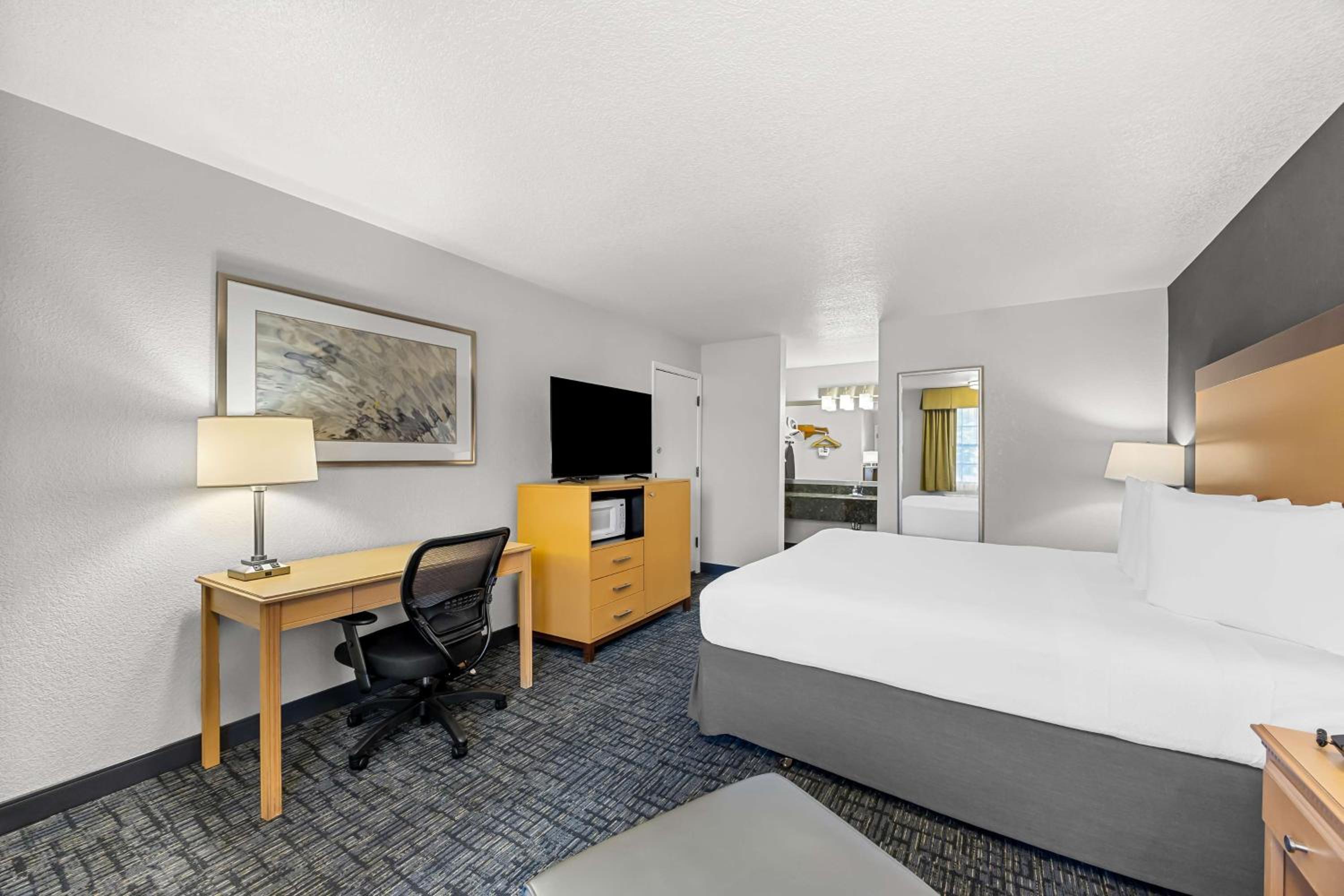 Two-Room King Suite with Sofa Bed - Non-Smoking - Photo 3