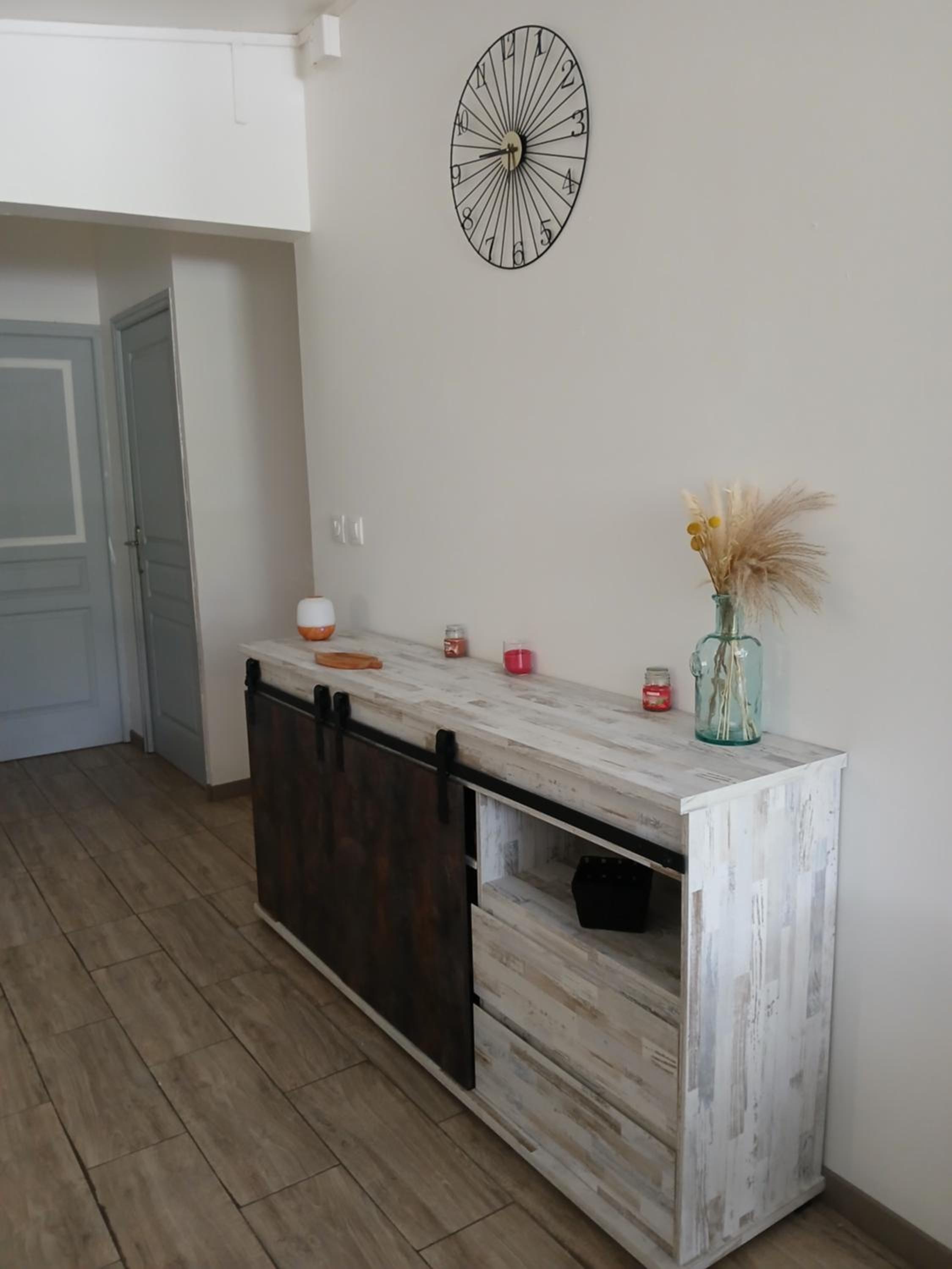 Three-Bedroom Apartment with Mountain View photo 3
