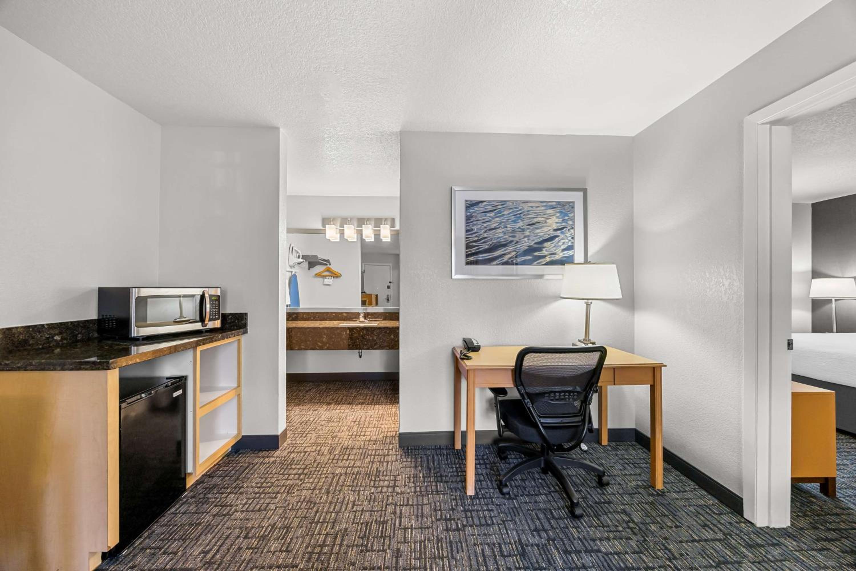 King Room - Non-Smoking - Photo 3
