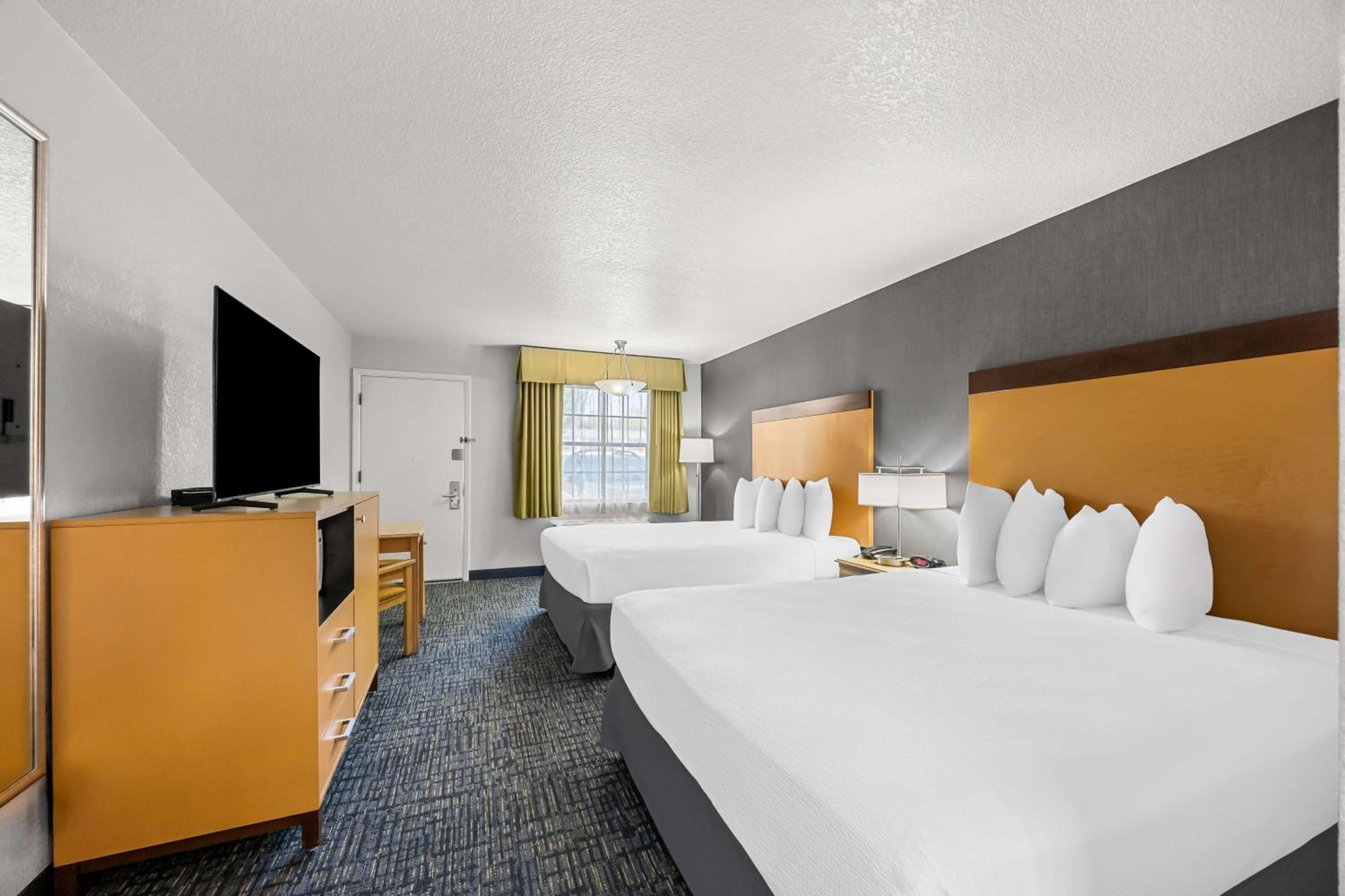 Queen Room with Two Queen Beds - Non-Smoking - Photo 3