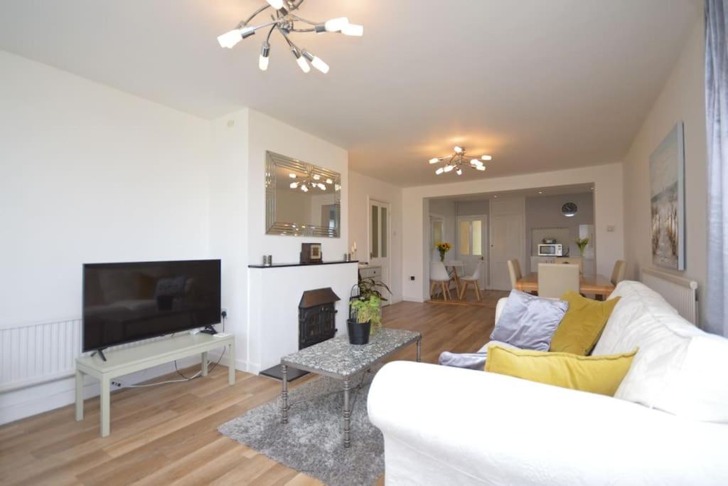 Five-Bedroom House photo 1