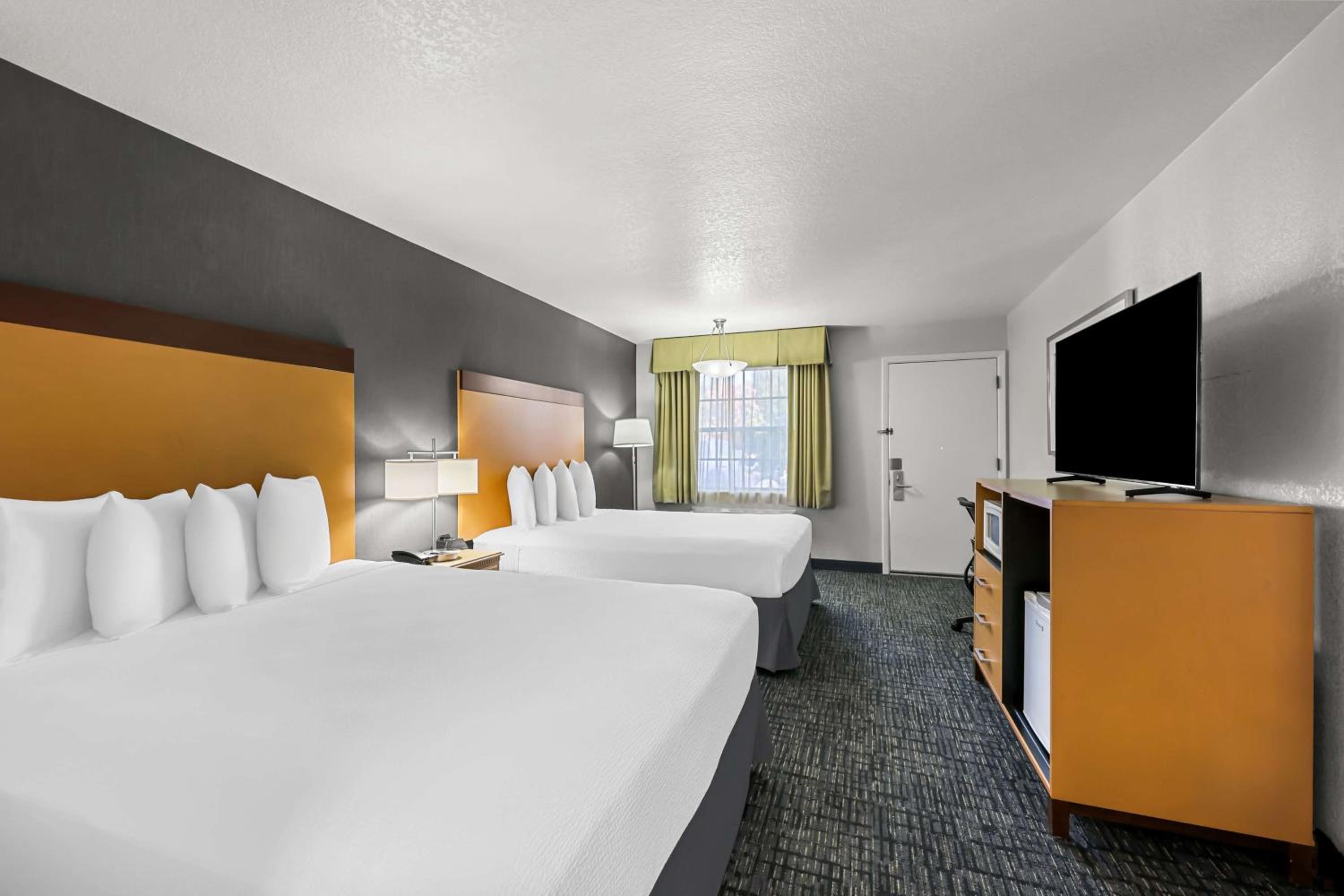 Queen Room With Two Queen Beds - Pet Friendly/Non-Smoking photo 2