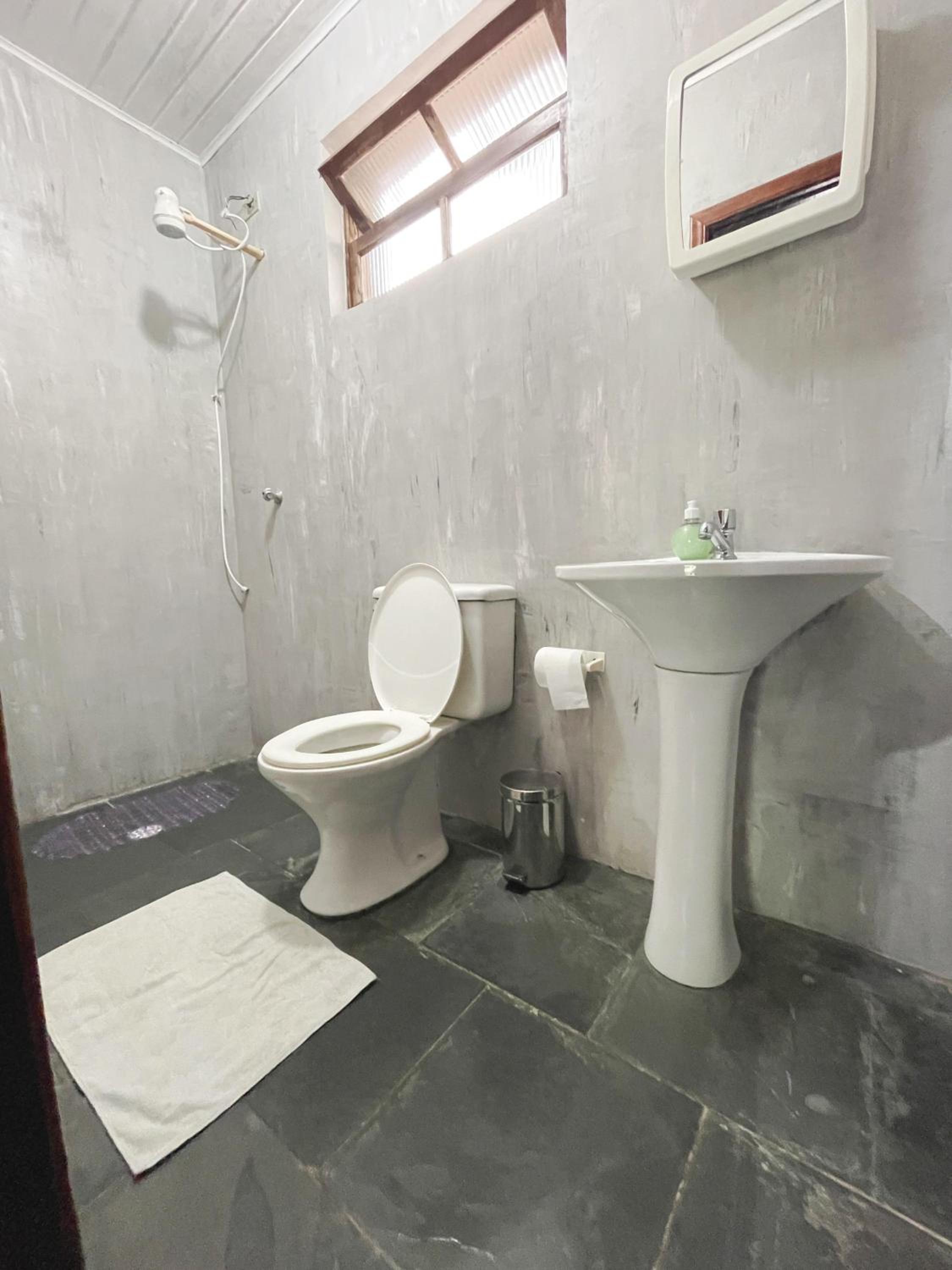 Double Room with Private Bathroom - Photo 3