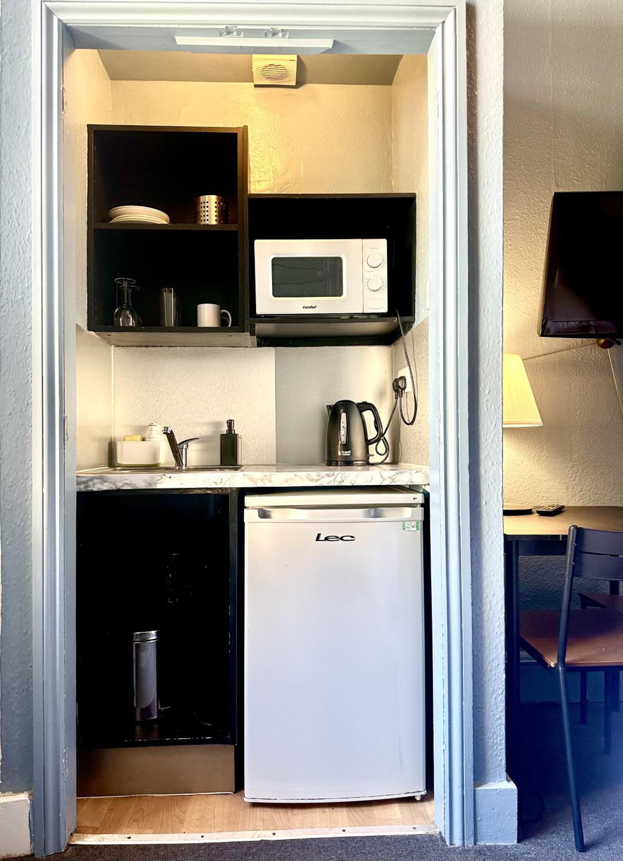 Single Room with Shared Bathroom photo 3