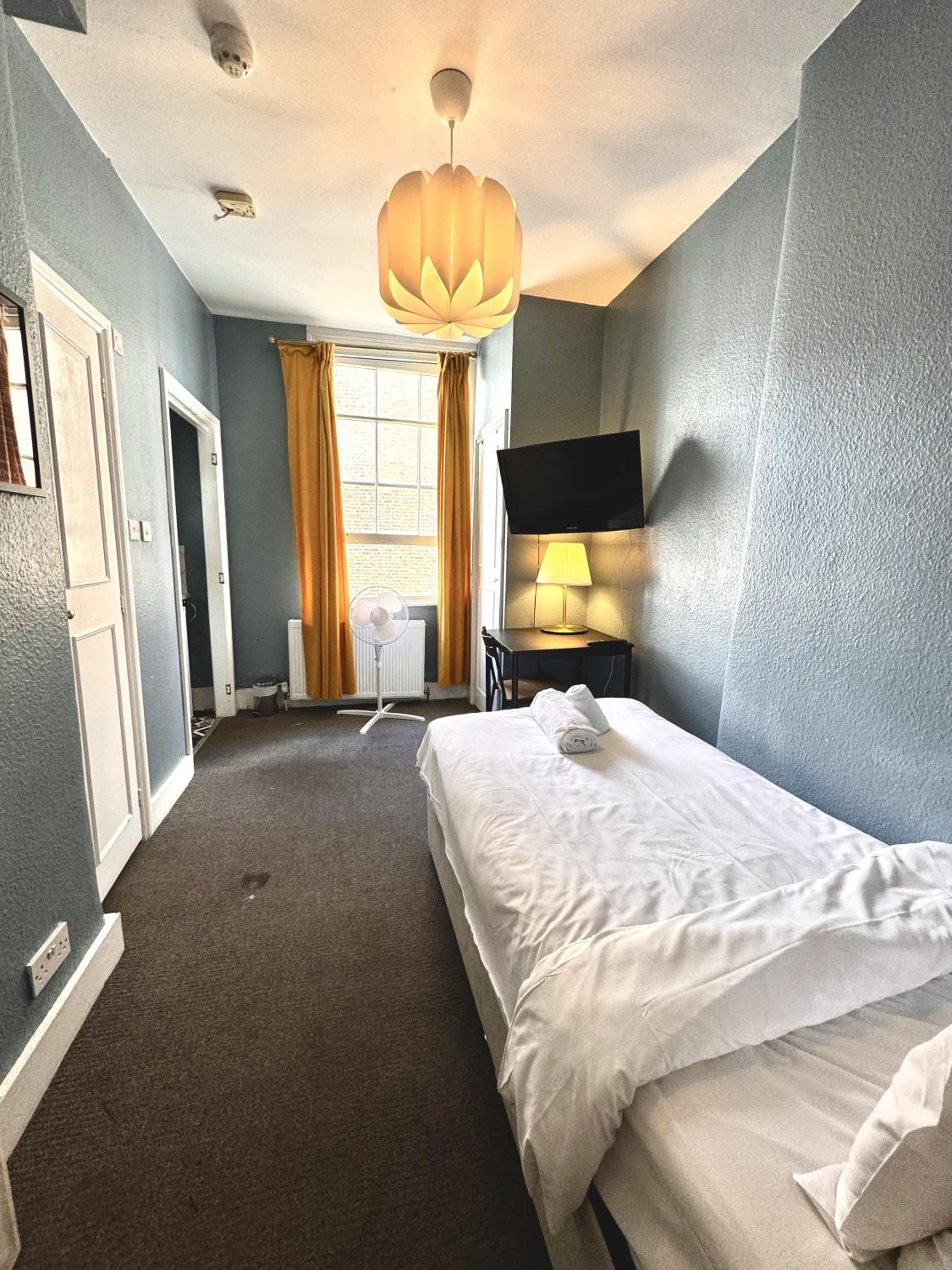 Single Room with Shared Bathroom photo 1