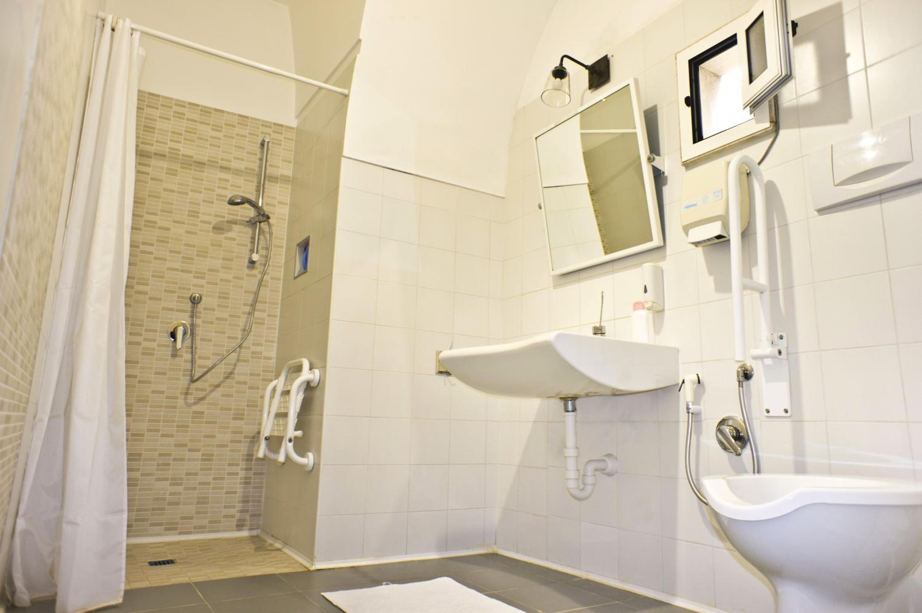 Quadruple Room - Disability Access photo 1