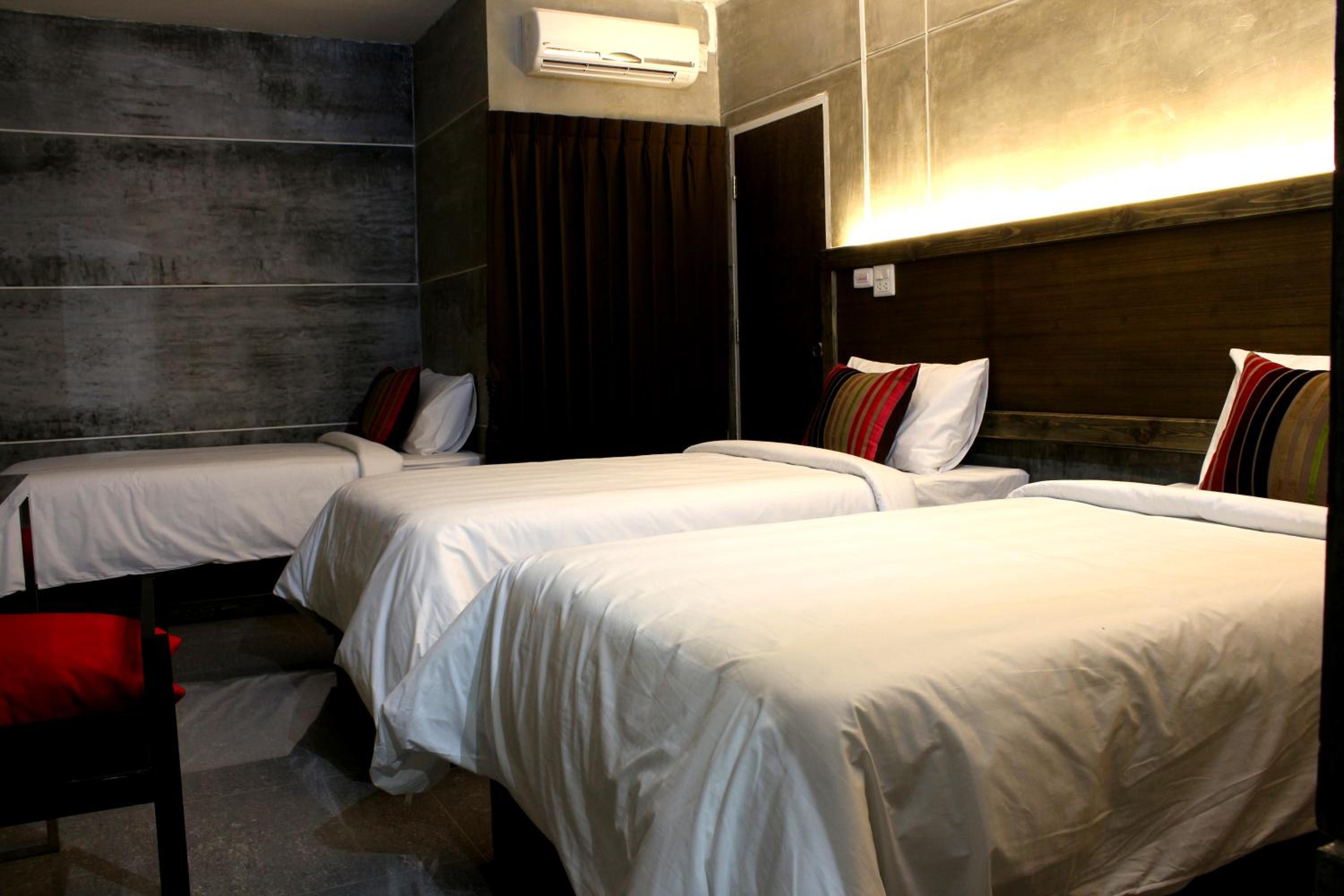 Economy Triple Room photo 2