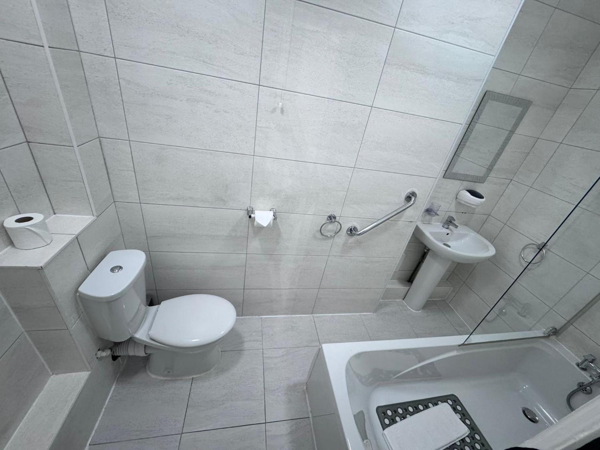 Twin Room with Private Bathroom photo 2