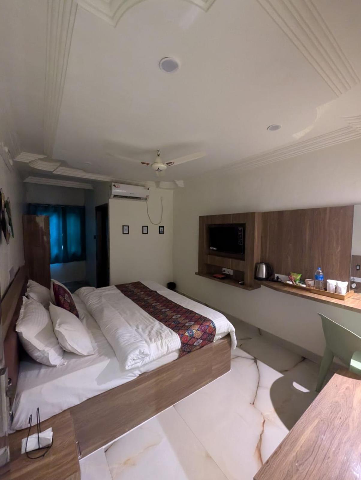 Standard King Room photo 1
