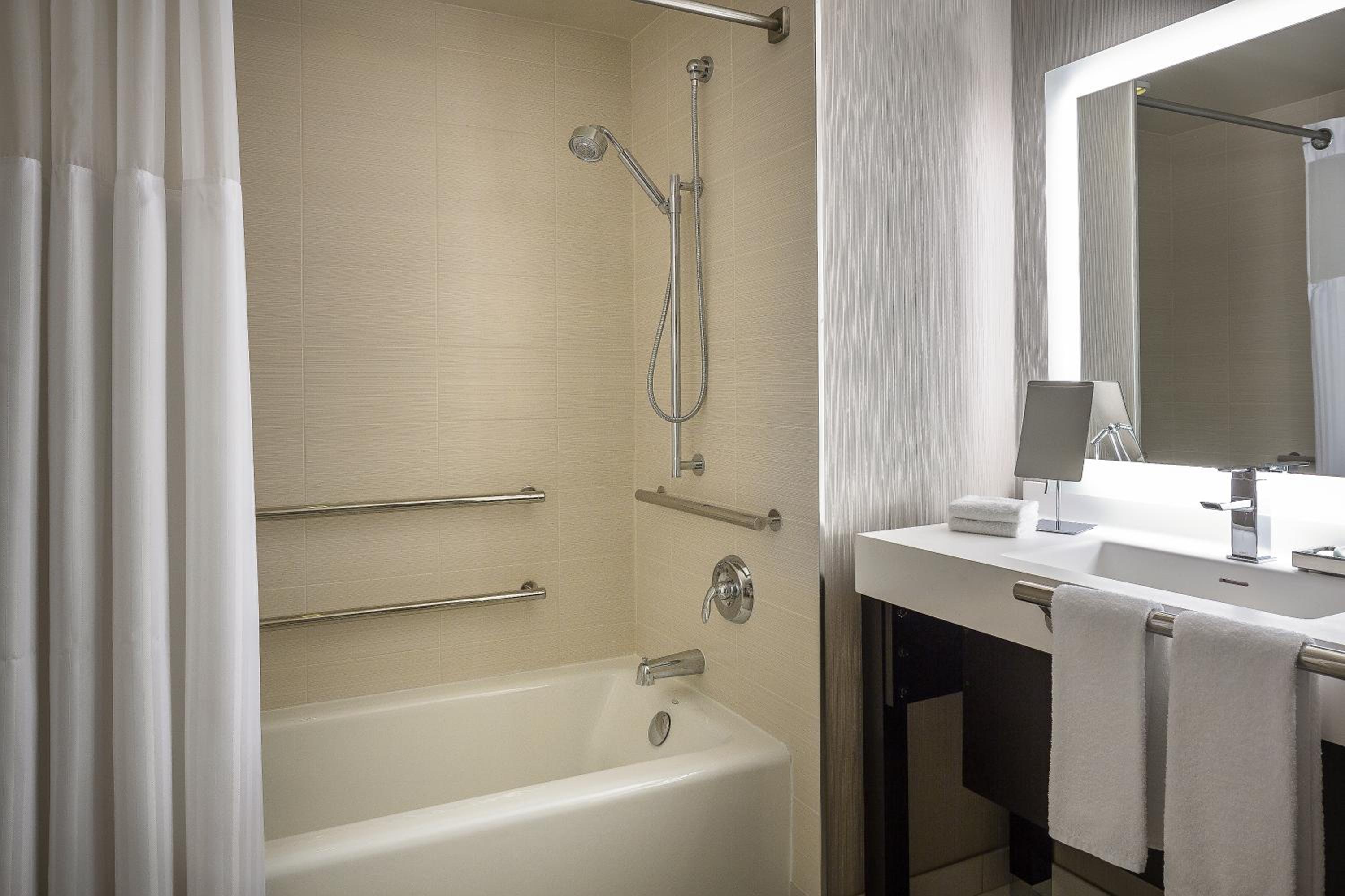 Double Room with Two Double Beds and Accessible Tub