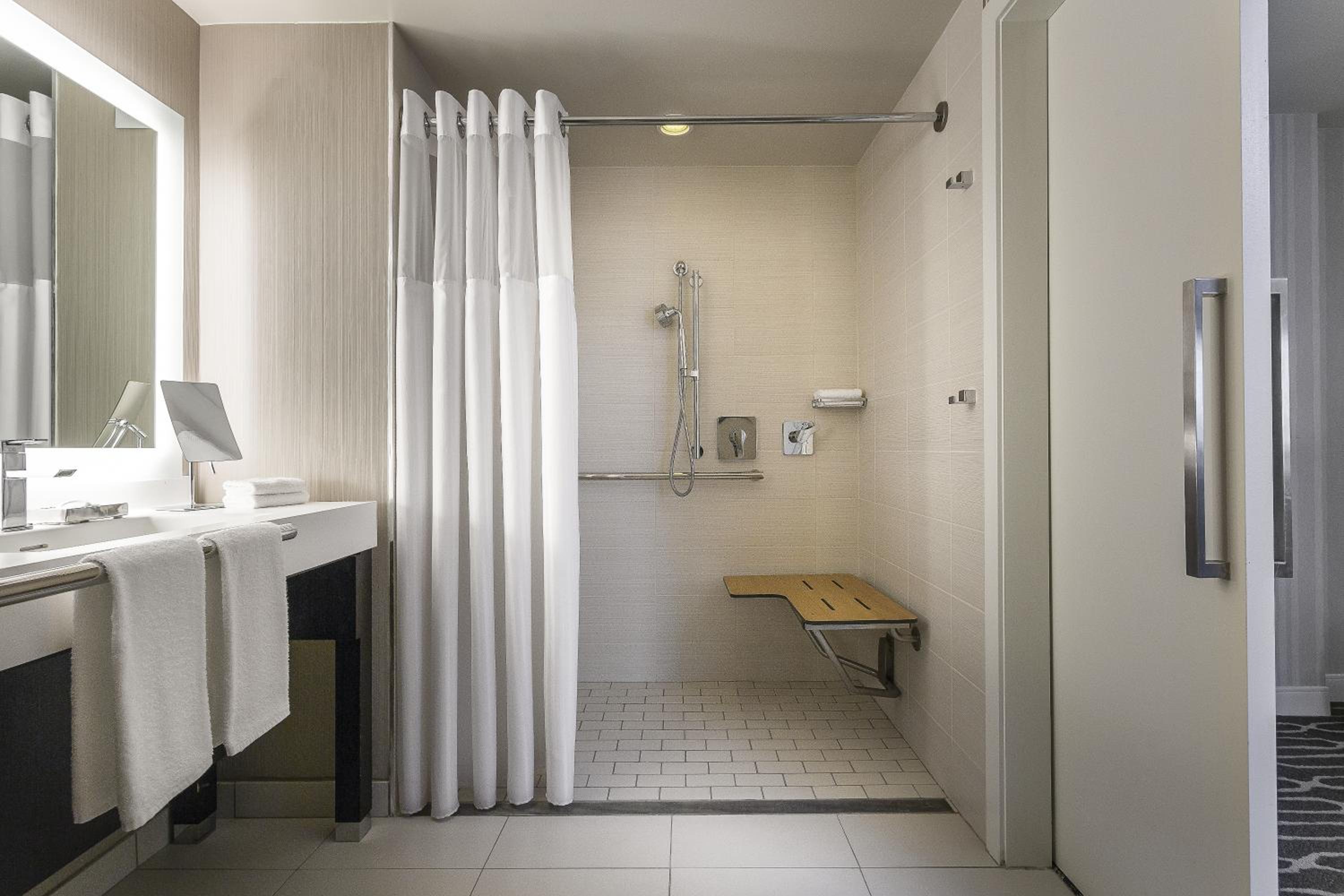 Double Room with Two Double Beds and Shower - Accessible thumbnail 5
