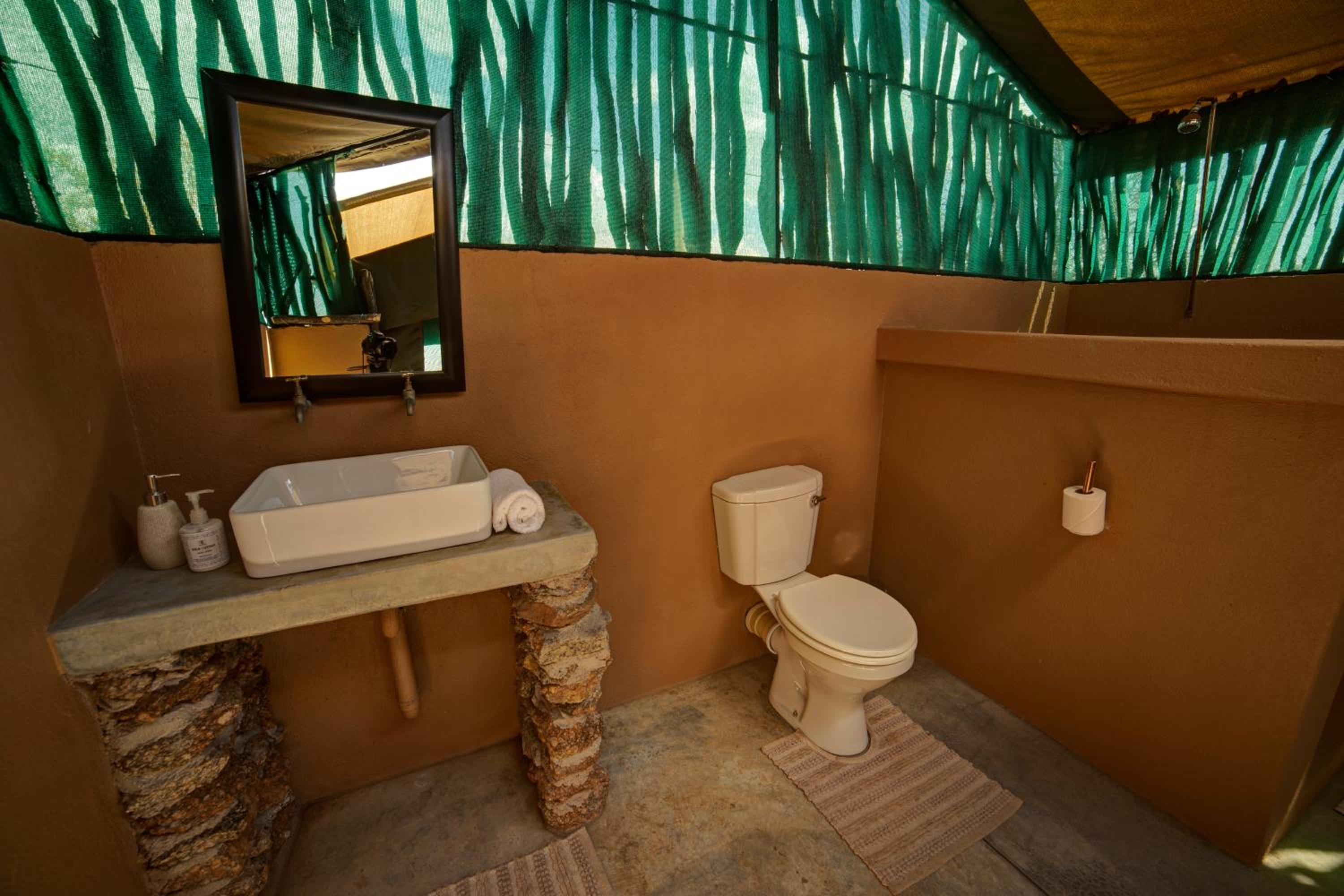 Twin Room with Private Bathroom photo 3
