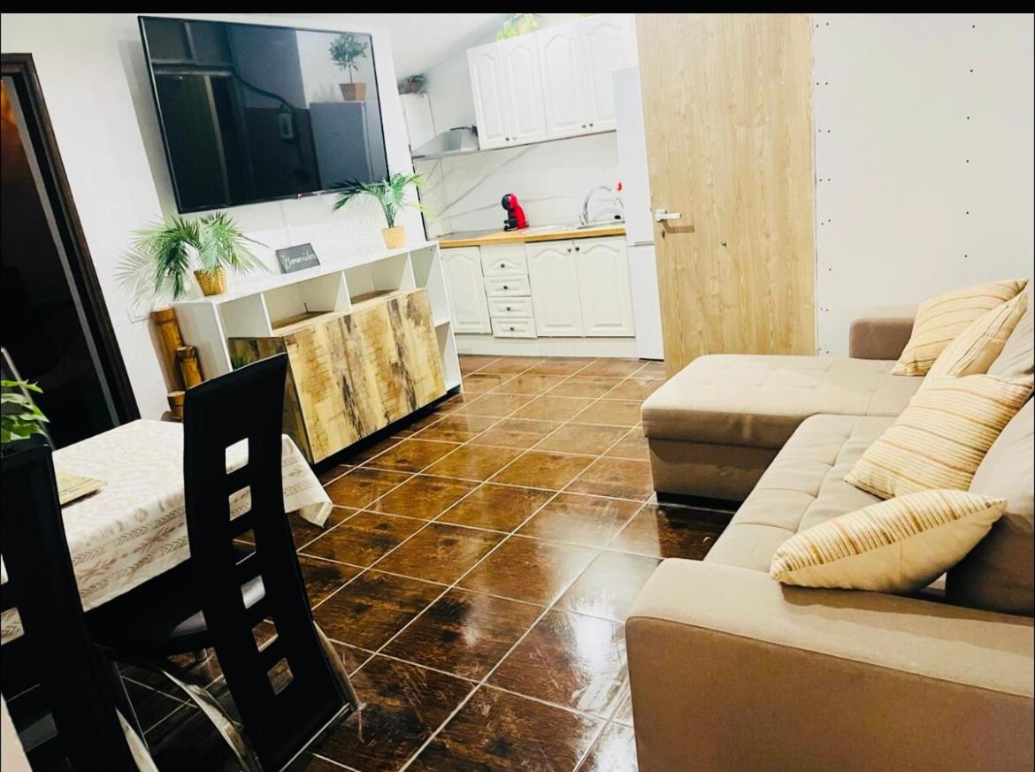 Apartamento de dos habitaciones con balcón y terraza