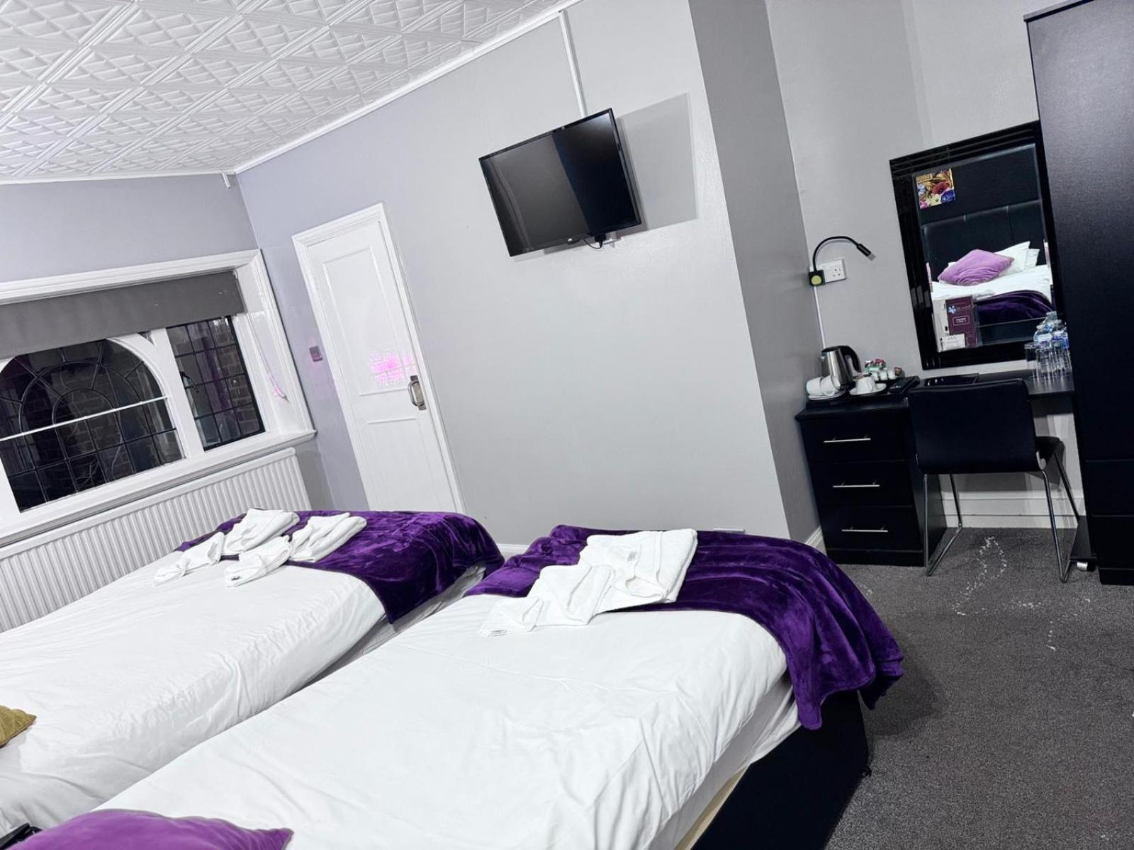 Twin Room with Private Bathroom