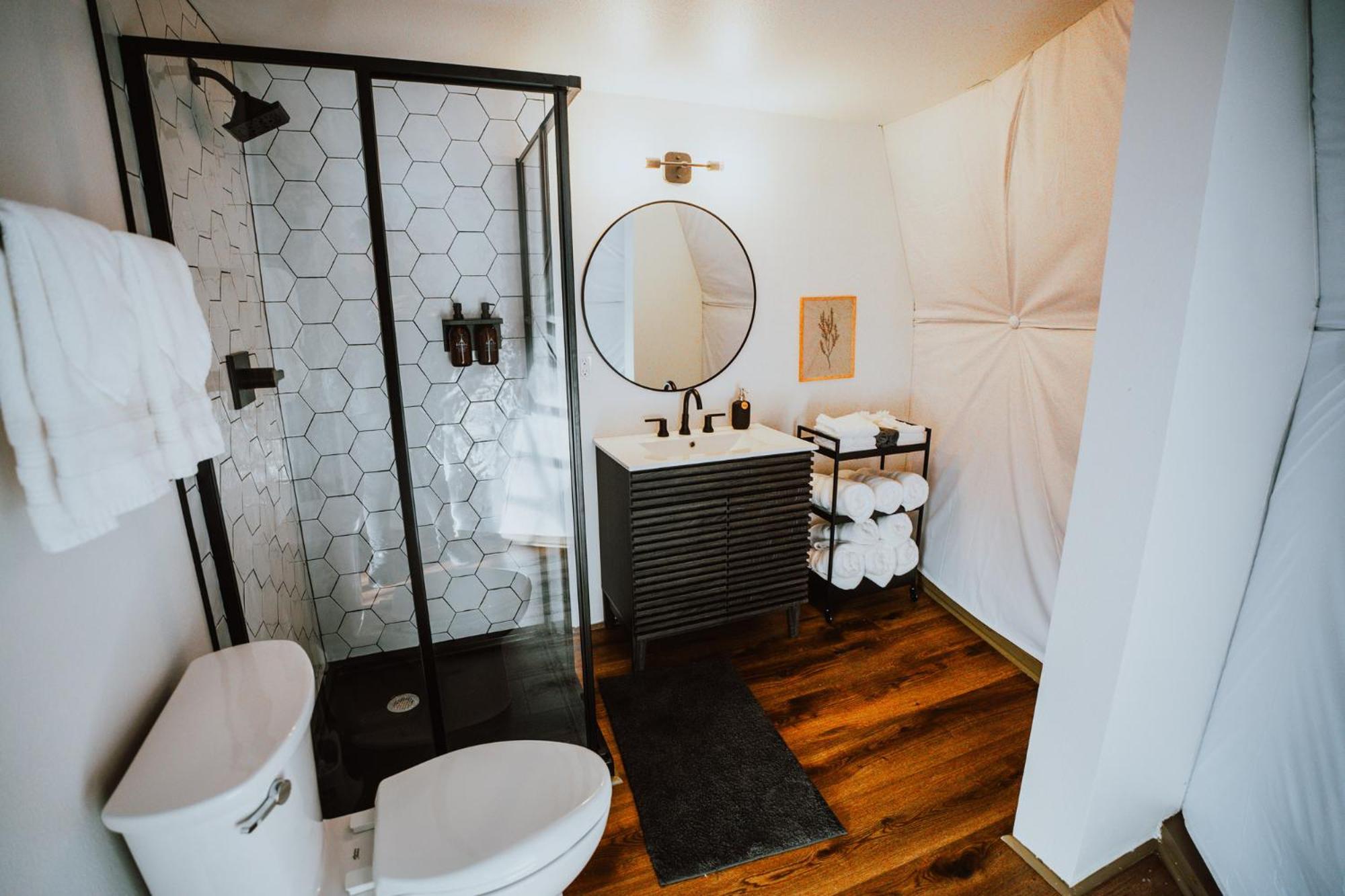 Suite with Hot Tub - Photo 17