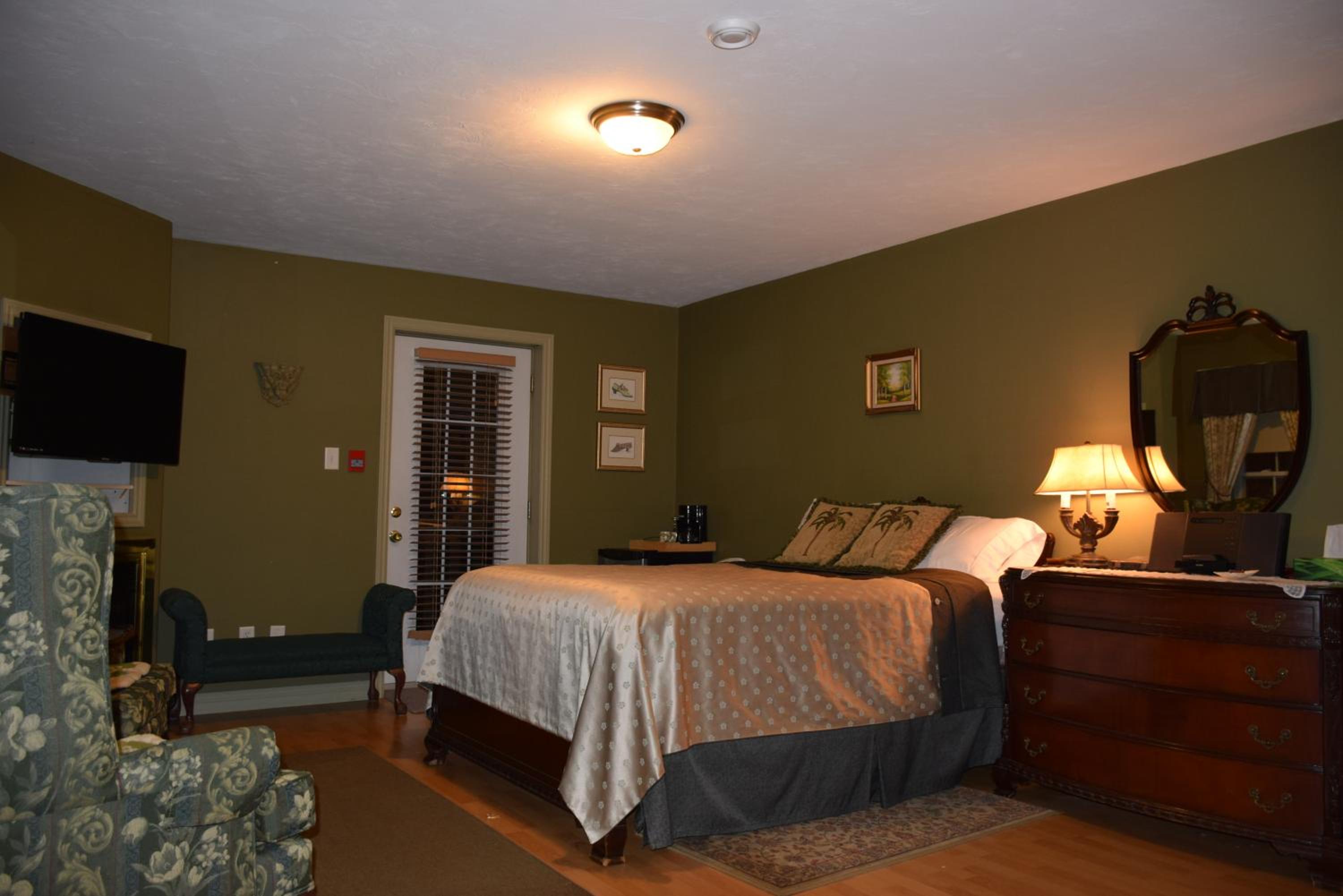 Queen Suite with Spa Bath photo 3