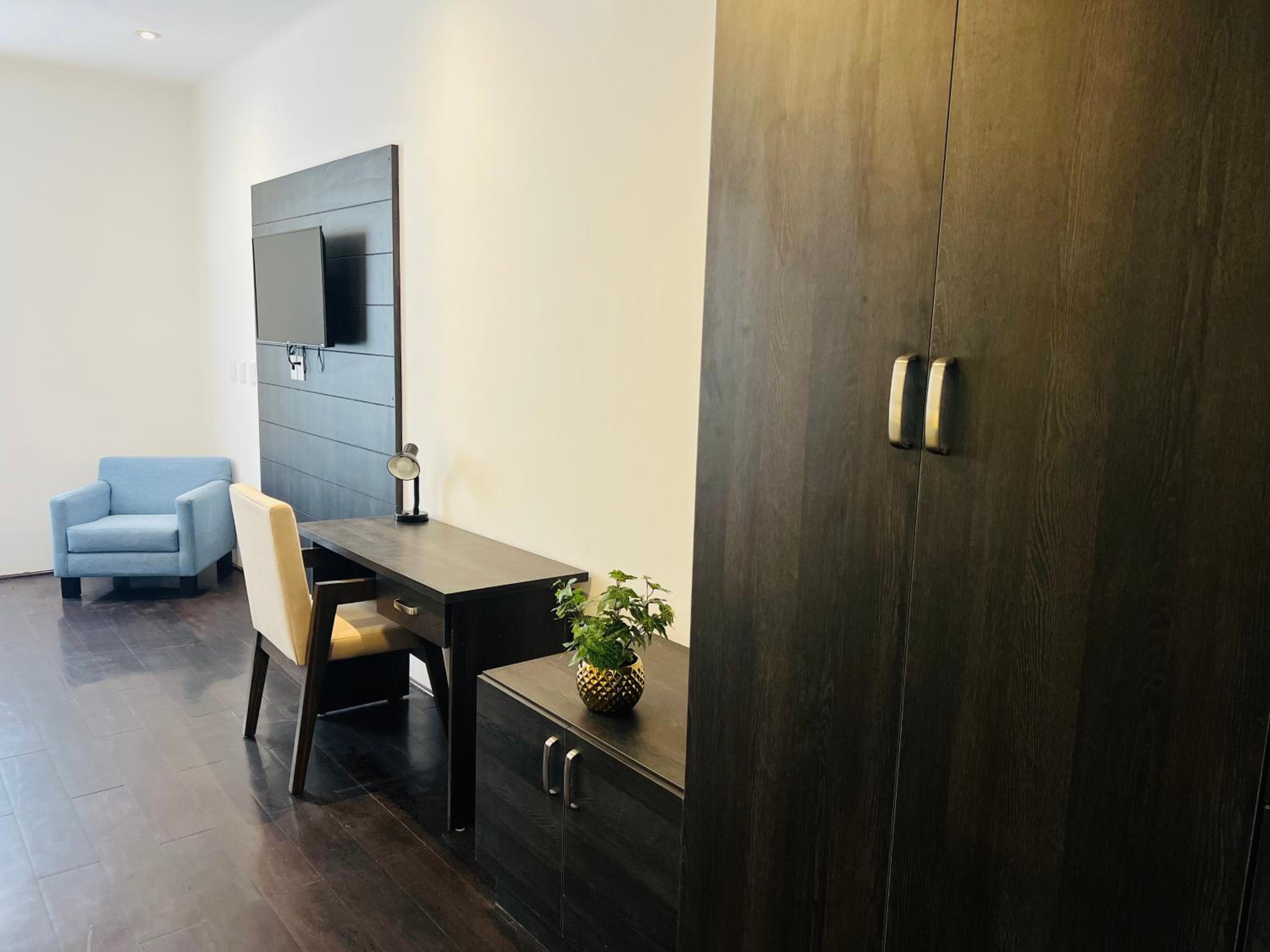 Executive Suite - Photo 6