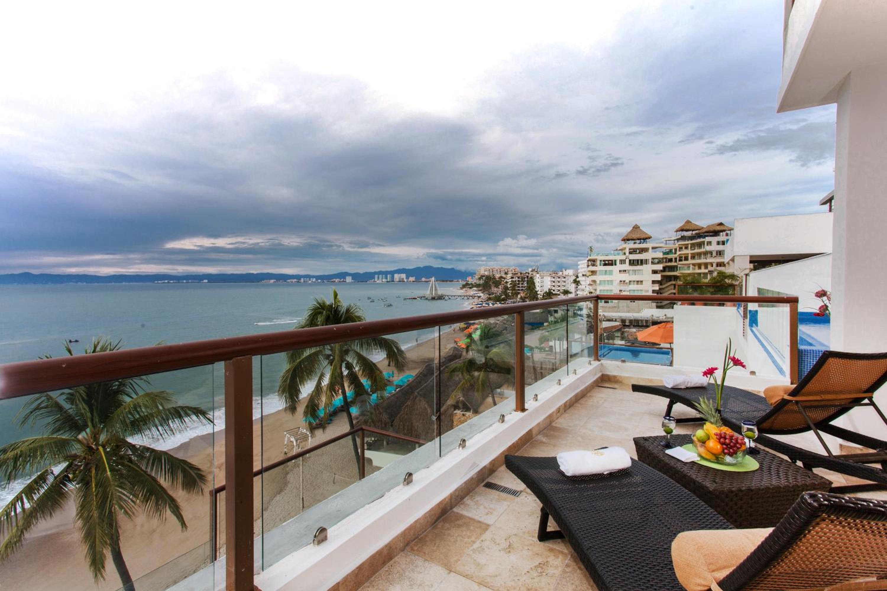 Three-Bedroom Suite with Private Pool - Photo 14