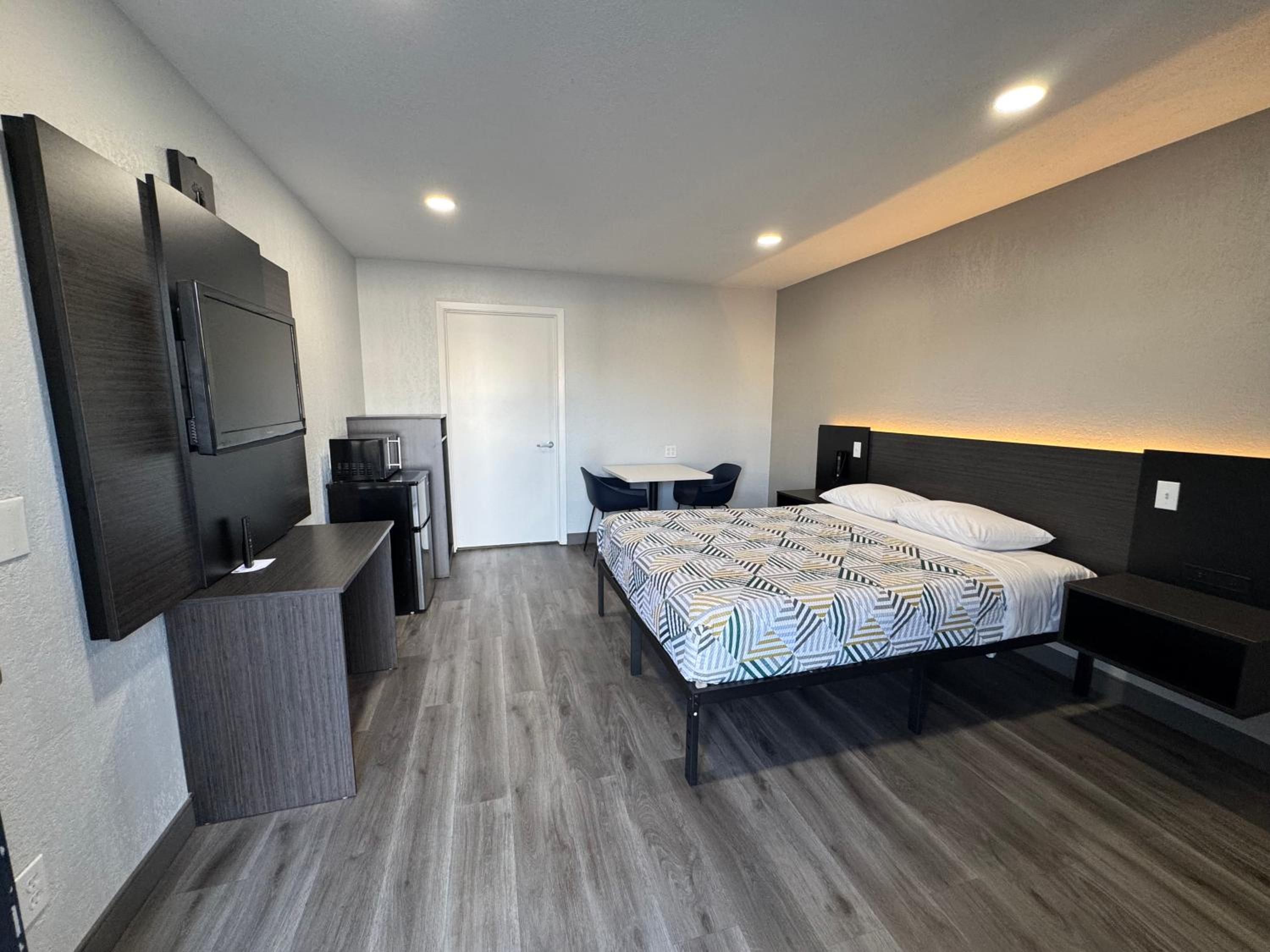 Queen Room one Queen Bed- Disability Access Non-Smoking