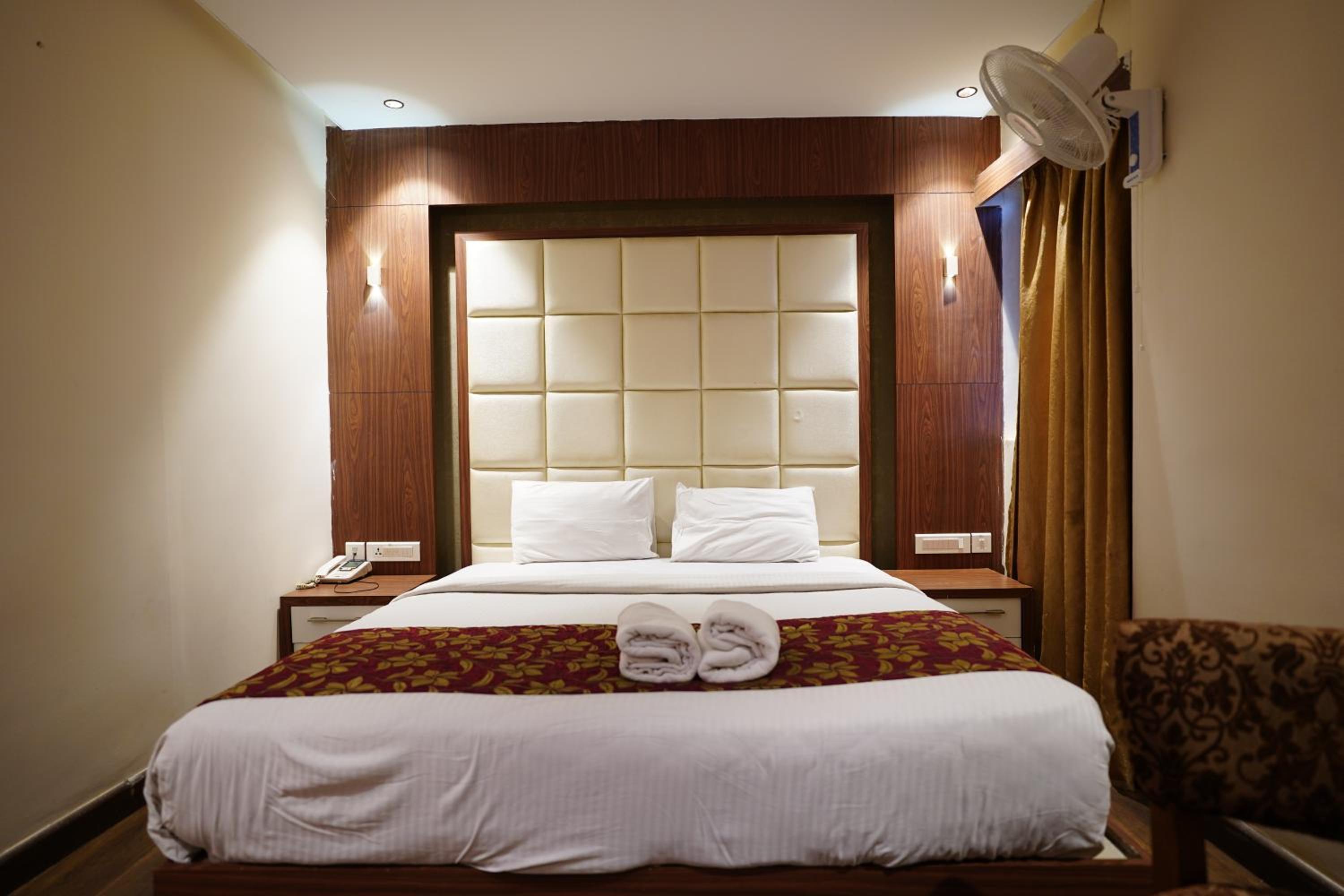 Deluxe Room - Photo 25