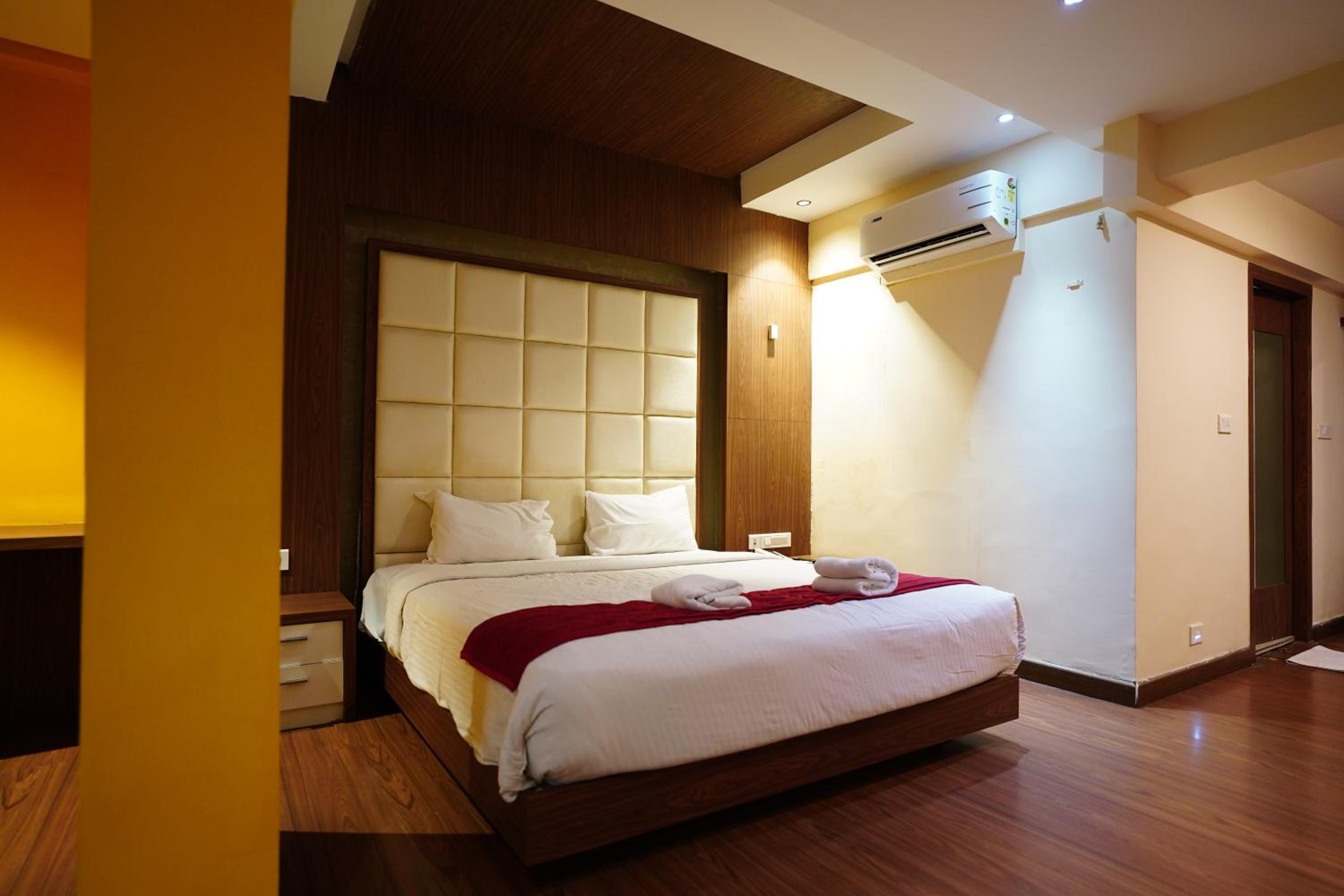 Suite - Photo 13