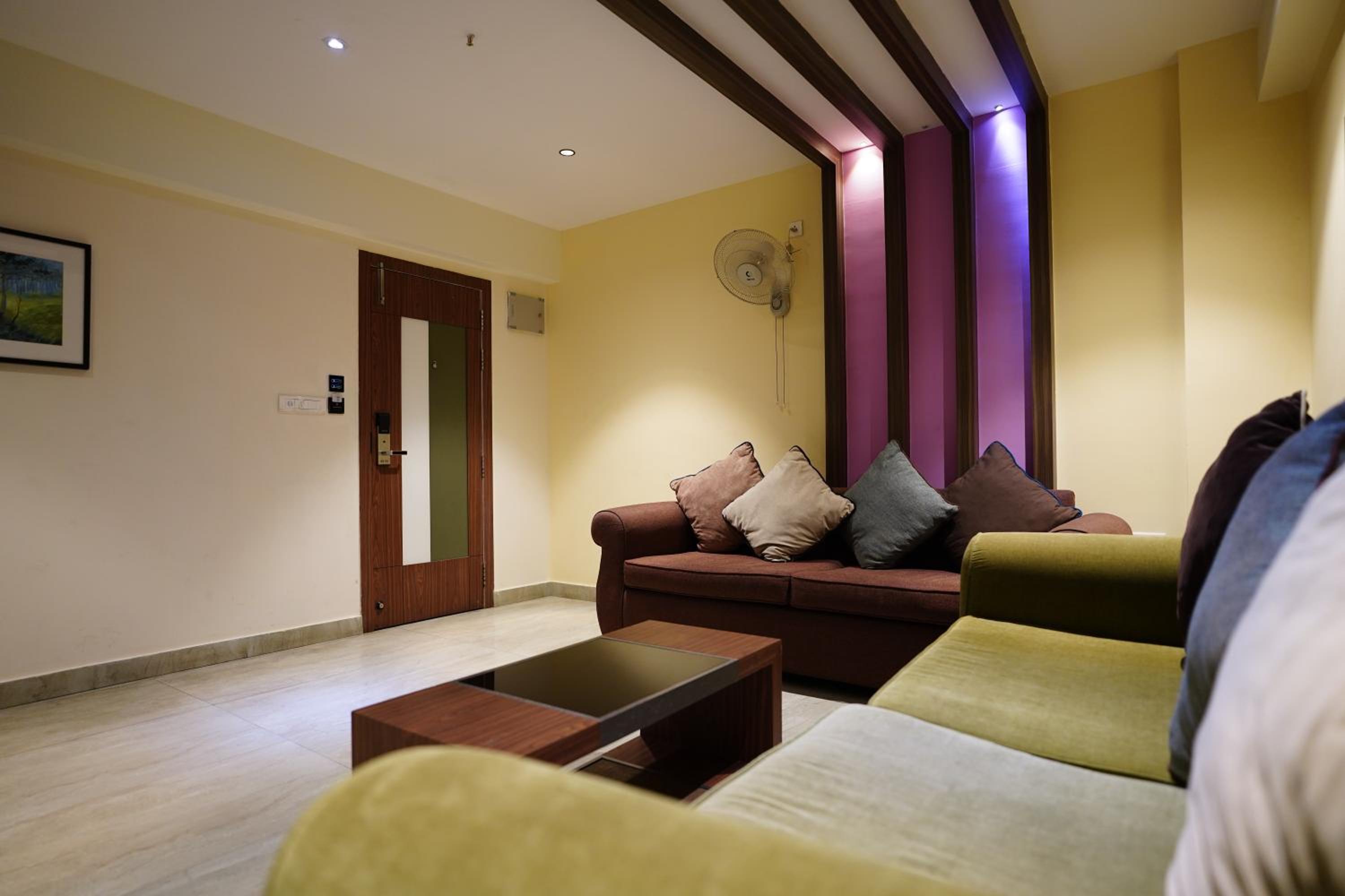 Suite - Photo 15