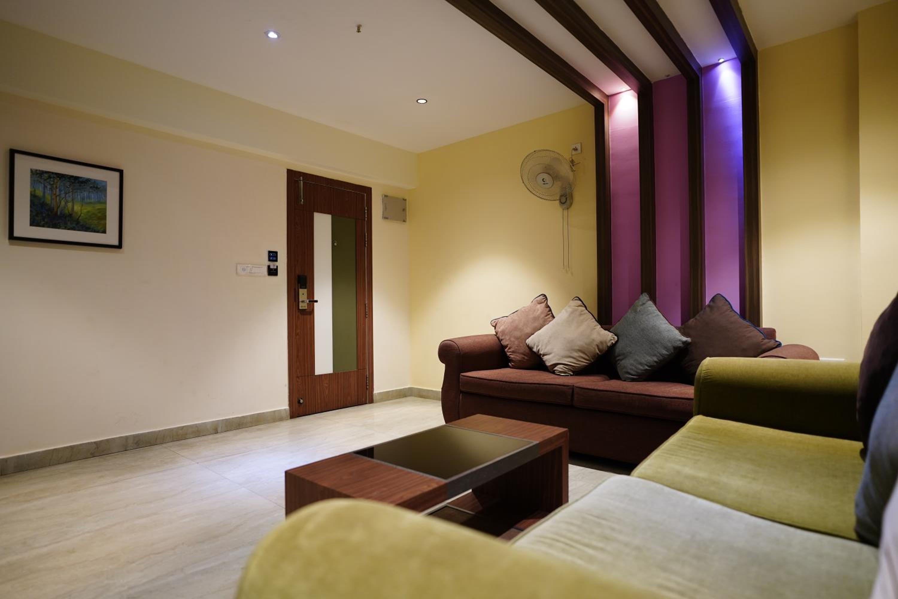 Suite - Photo 16