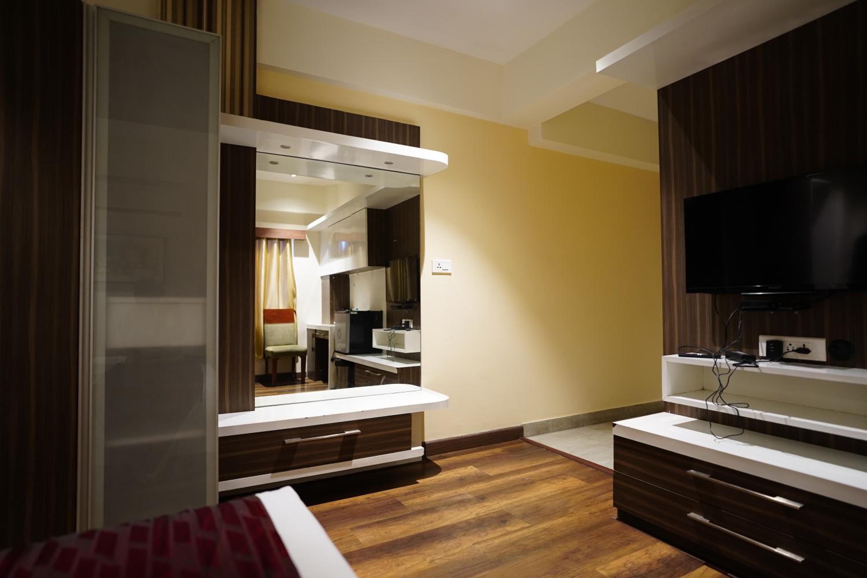 Suite - Photo 18