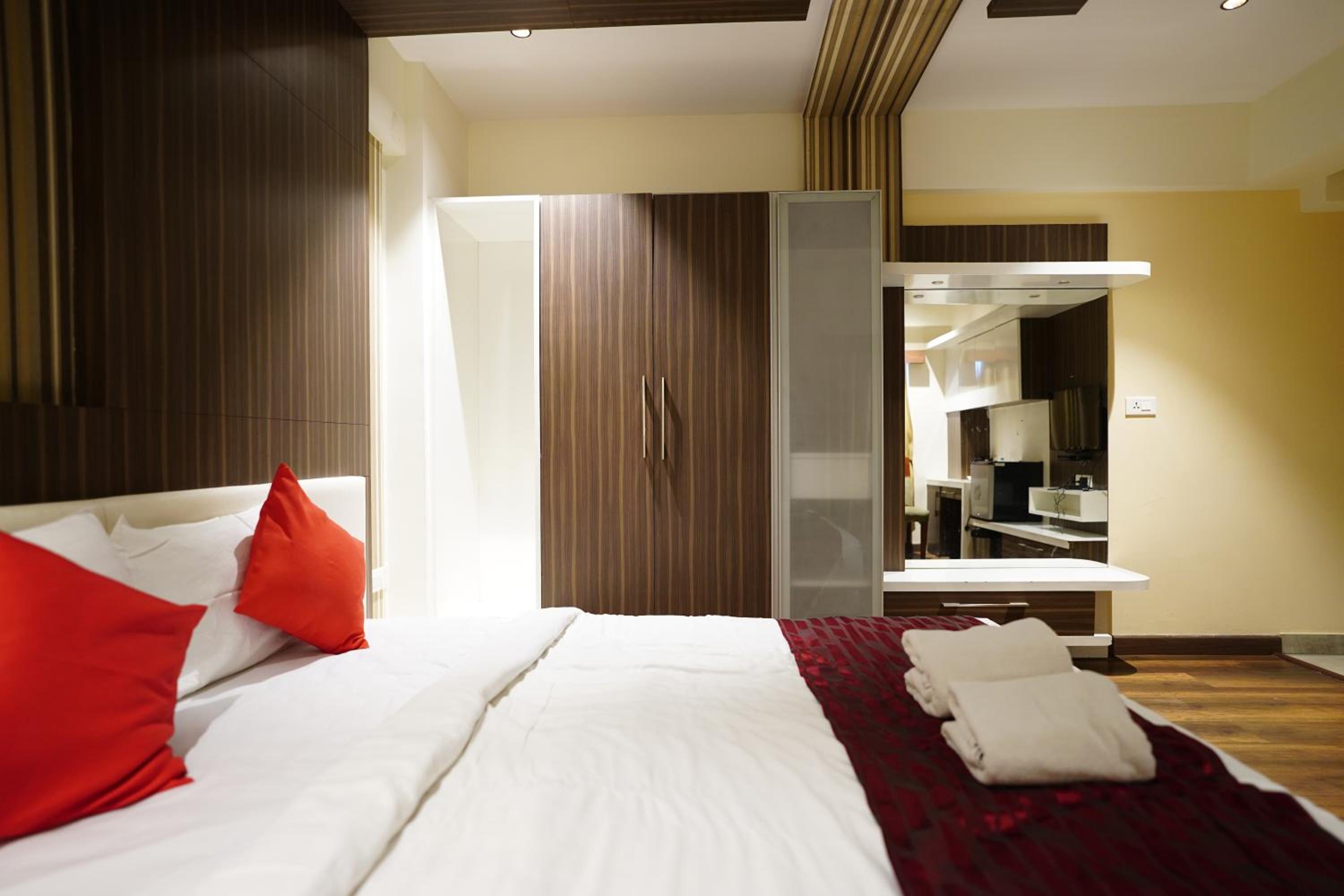 Suite - Photo 19