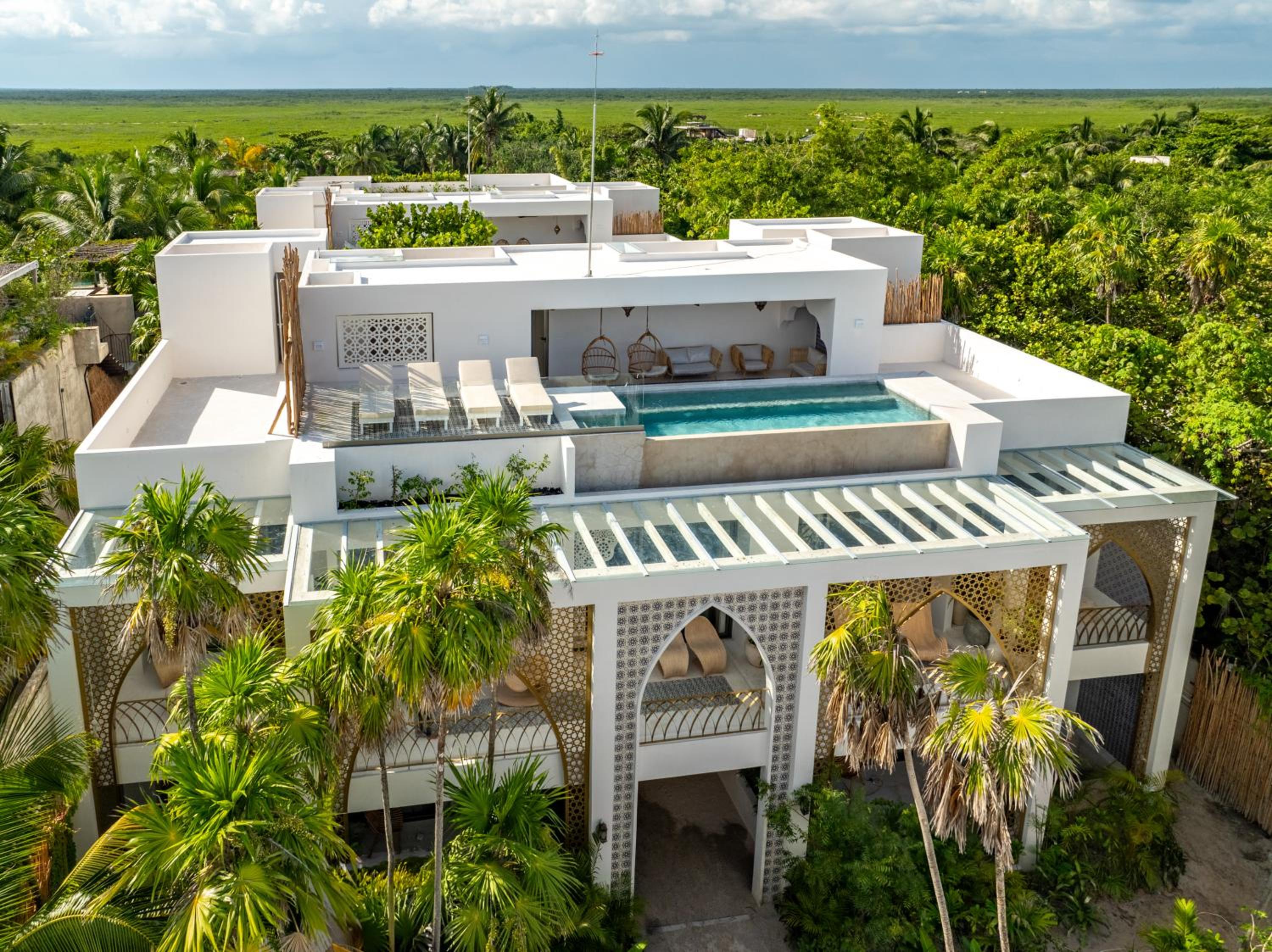 The Rooftop Pool Master Suite