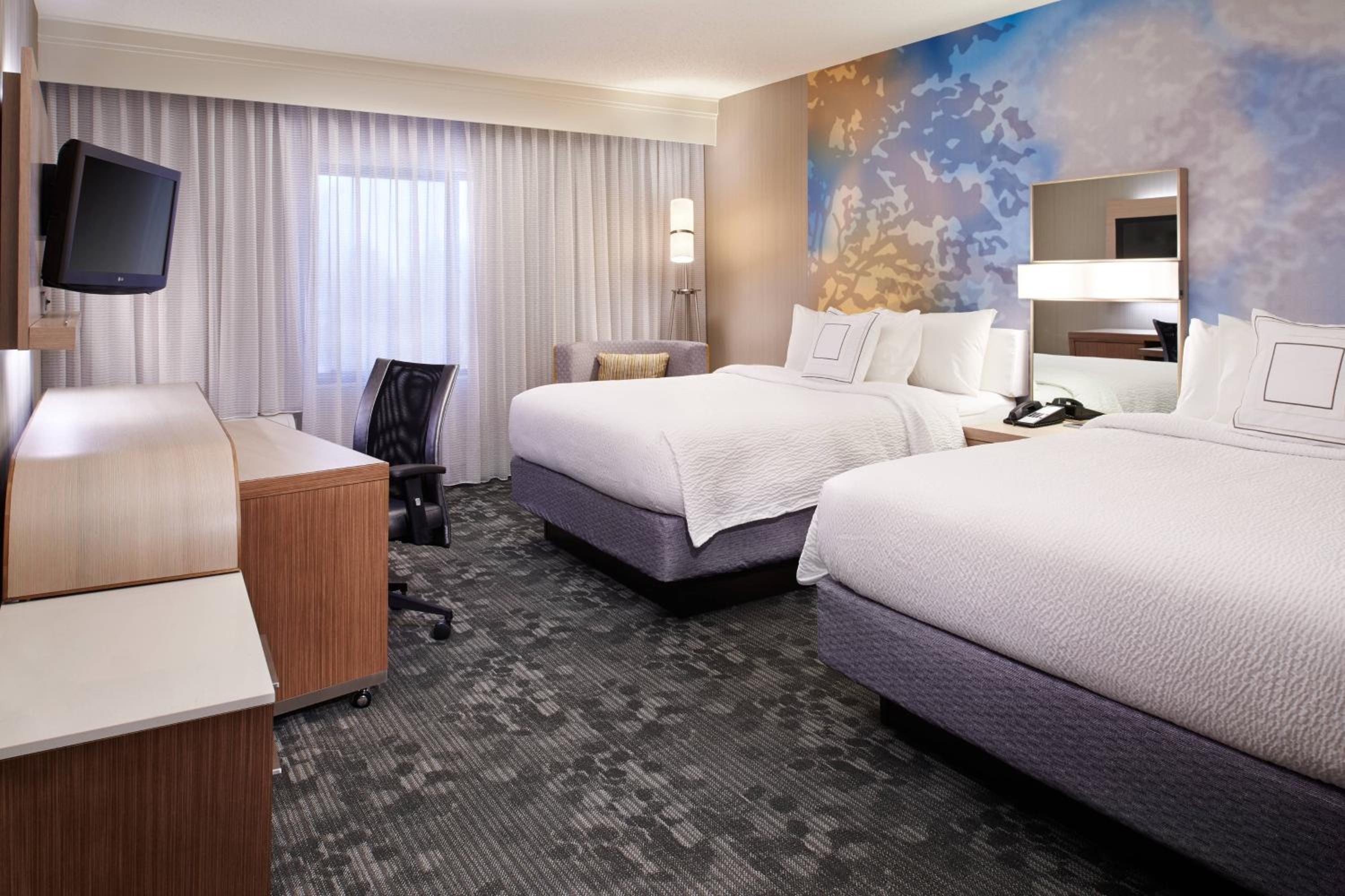 Queen Room with Two Queen Beds - Photo 2