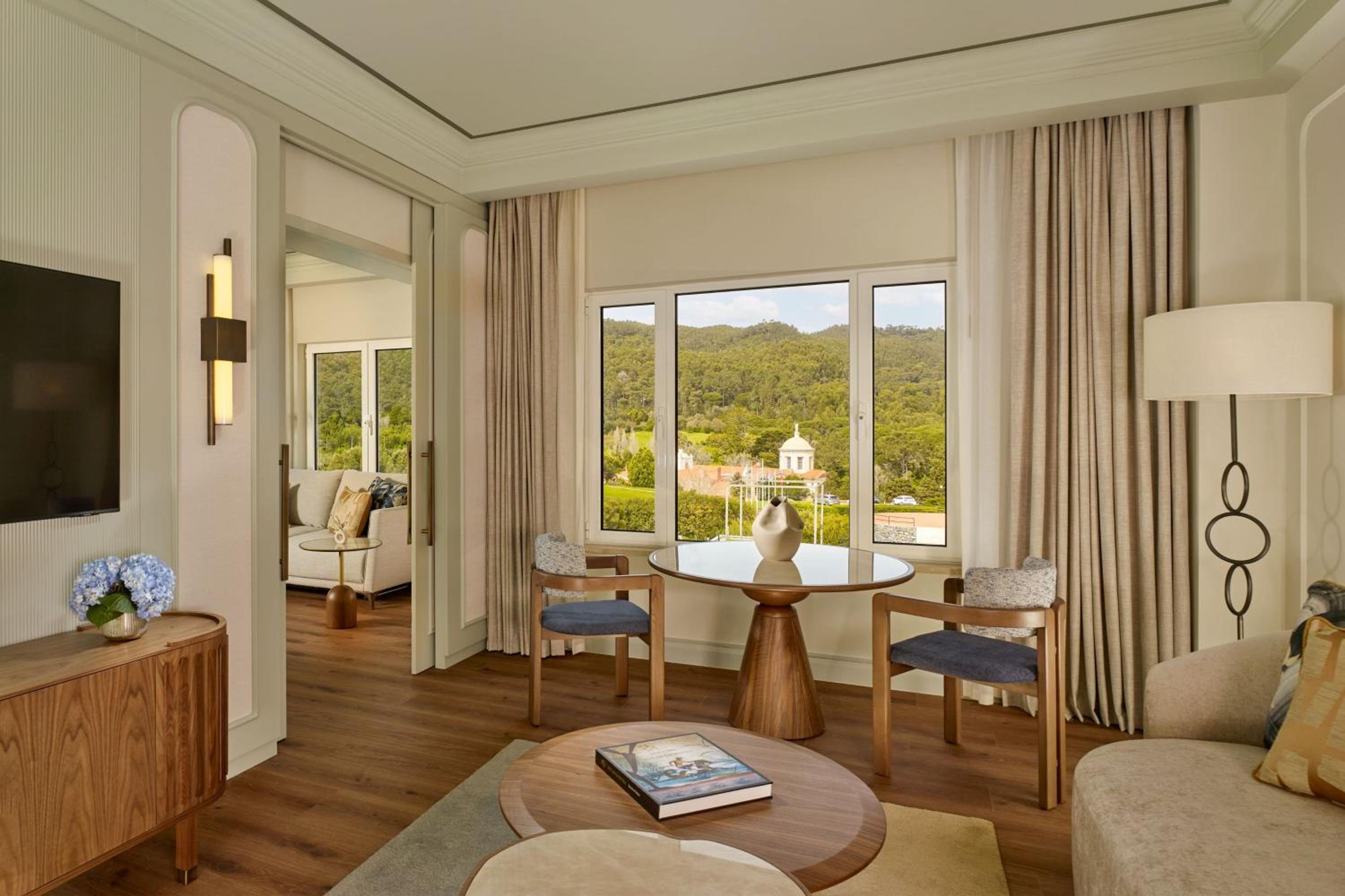 One-Bedroom Executive King Suite with Resort View thumbnail 5