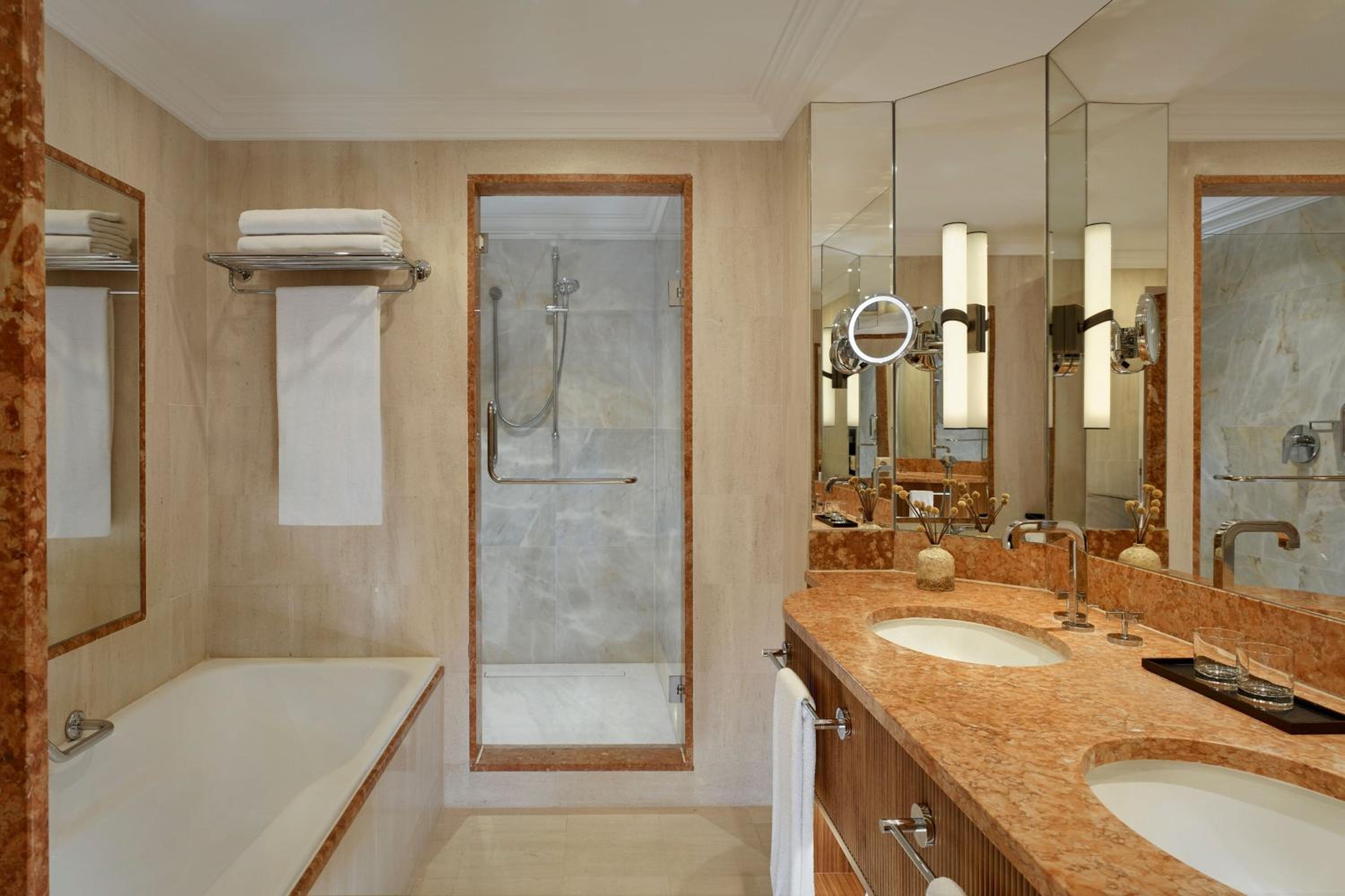 One-Bedroom Executive King Suite with Resort View thumbnail 6